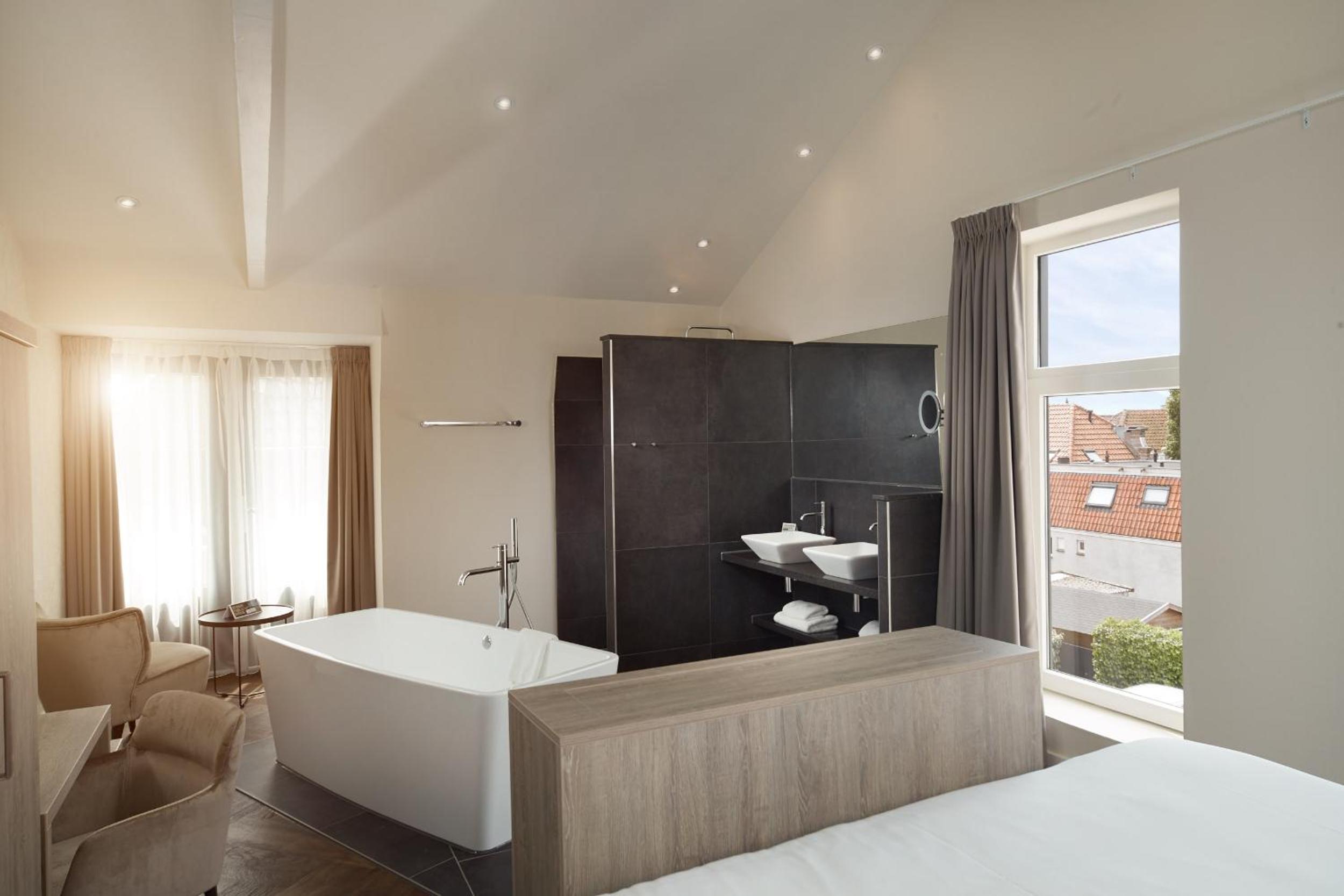 Deluxe Double Room with Bath photo 2