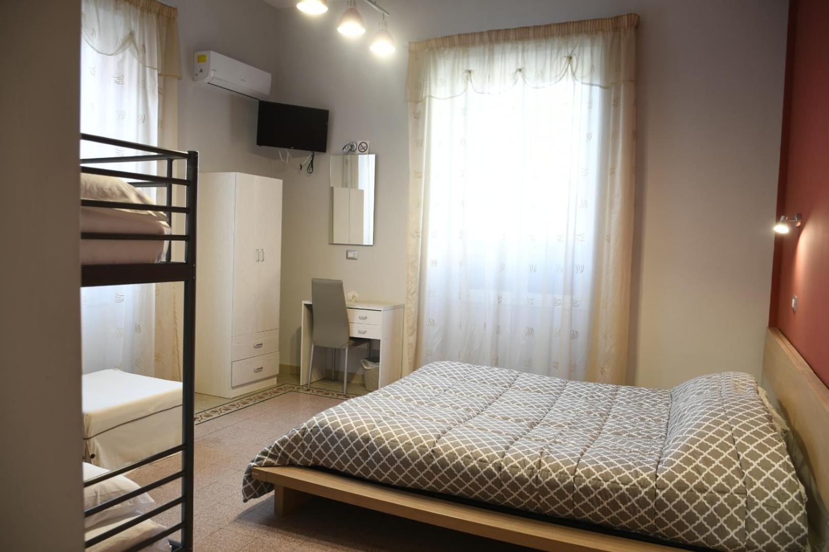 Double Room with Extra Bed and private bathroom - Photo 3