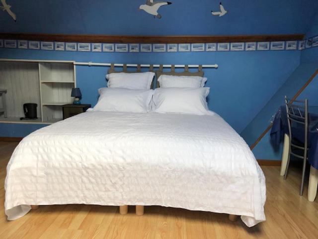 Executive Queen Room with One Queen Bed and Two Twin Beds photo 3