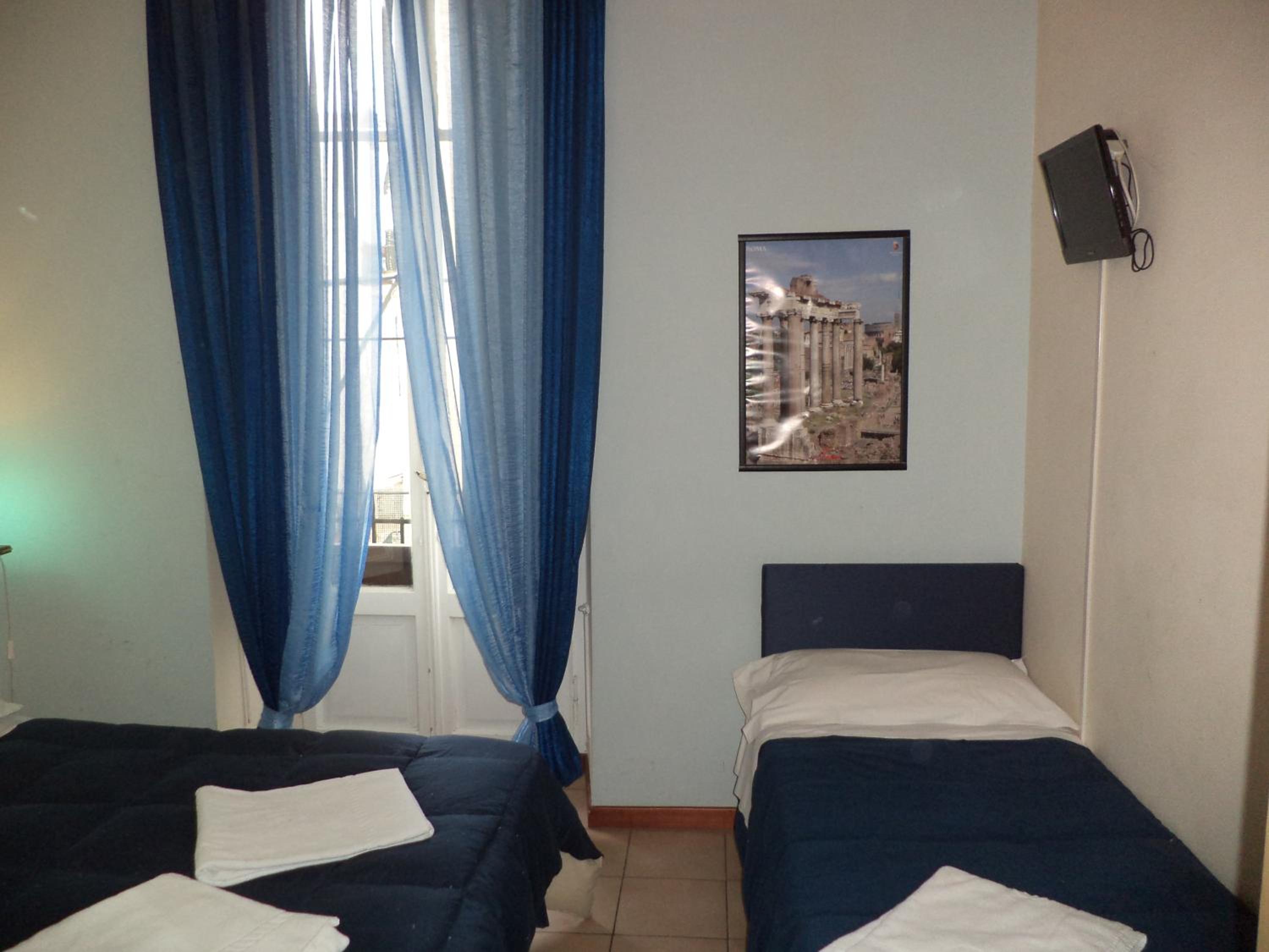 Budget Triple Room with Private External Bathroom photo 1
