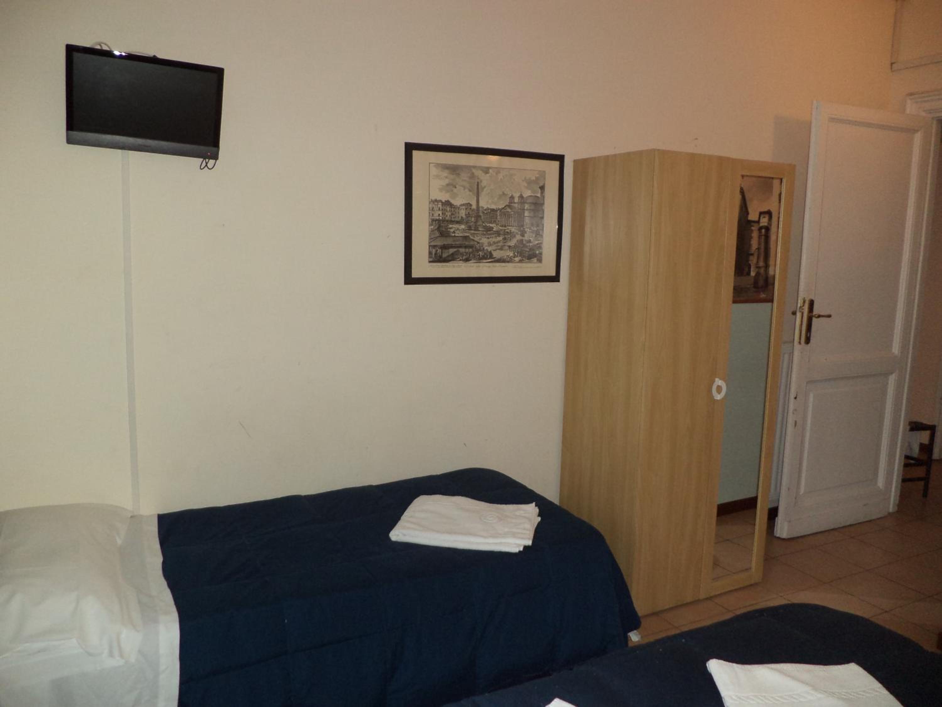 Budget Triple Room with Private External Bathroom photo 3
