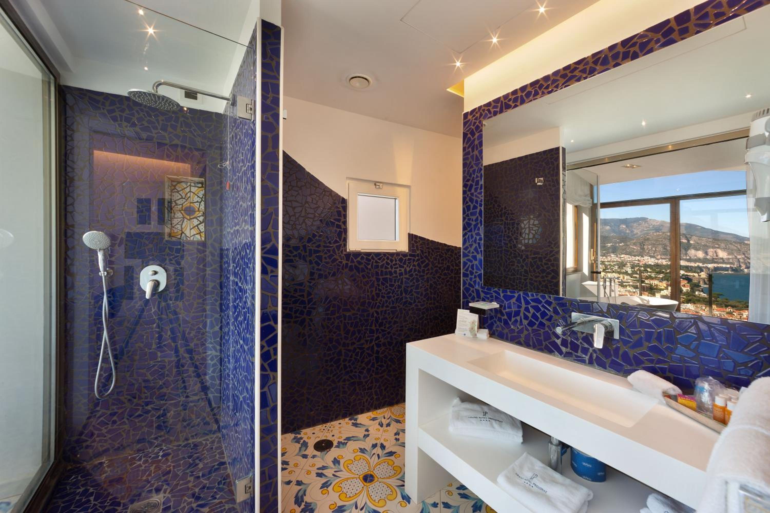 King Suite with Spa Bath - Photo 5