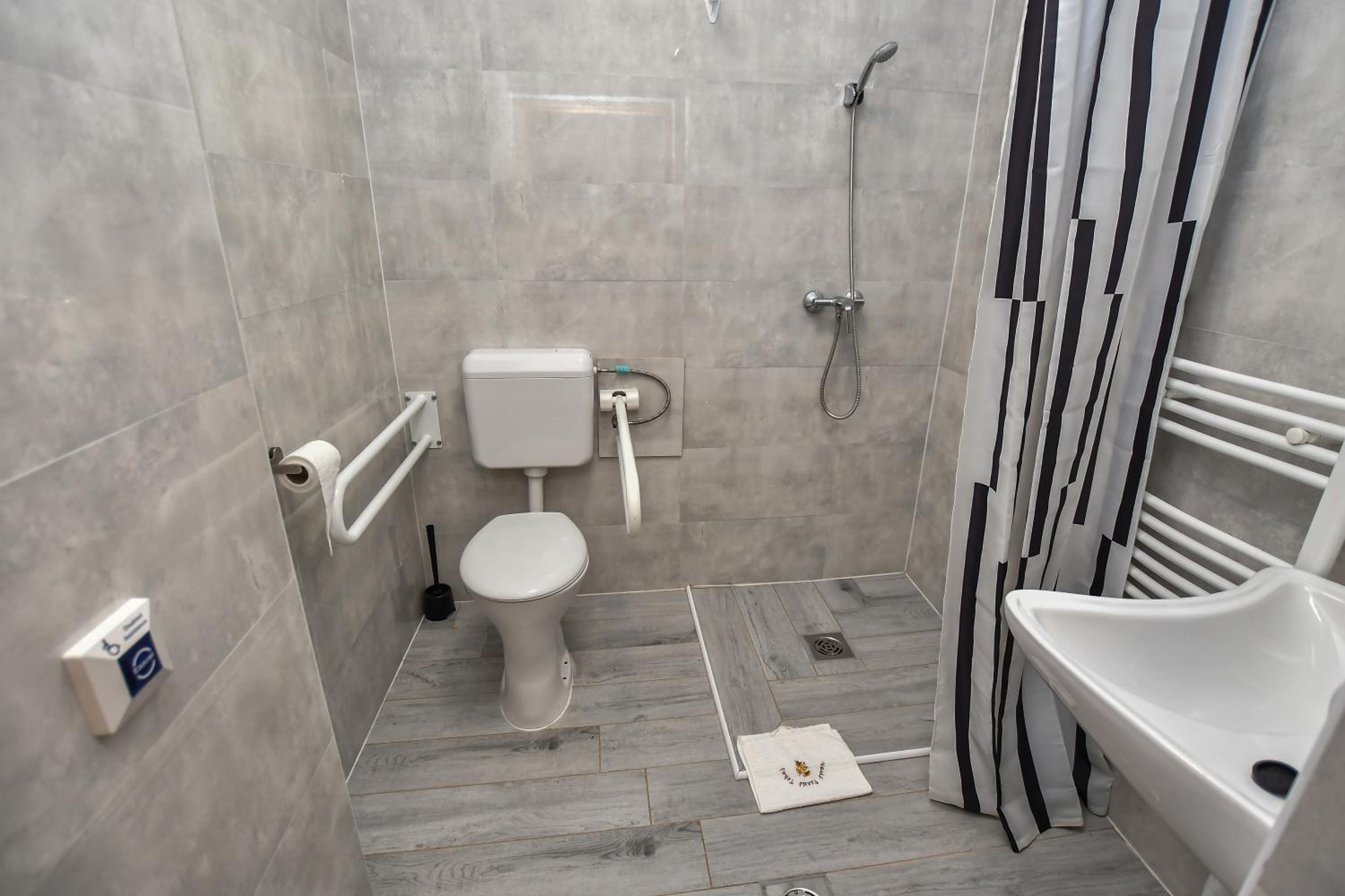 Double or Twin Room - Disability Access photo 2