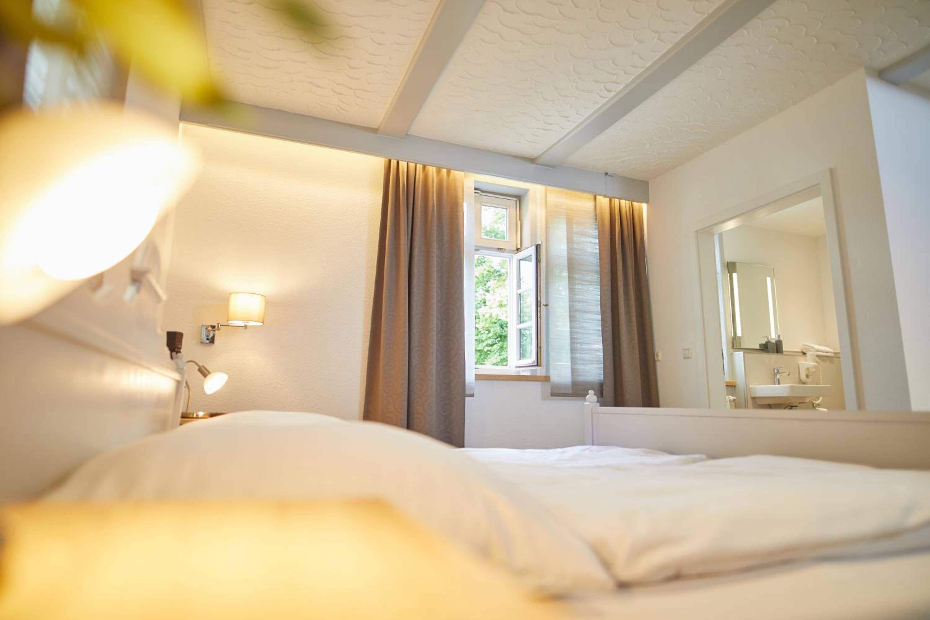 Standard Double Room - Photo 9