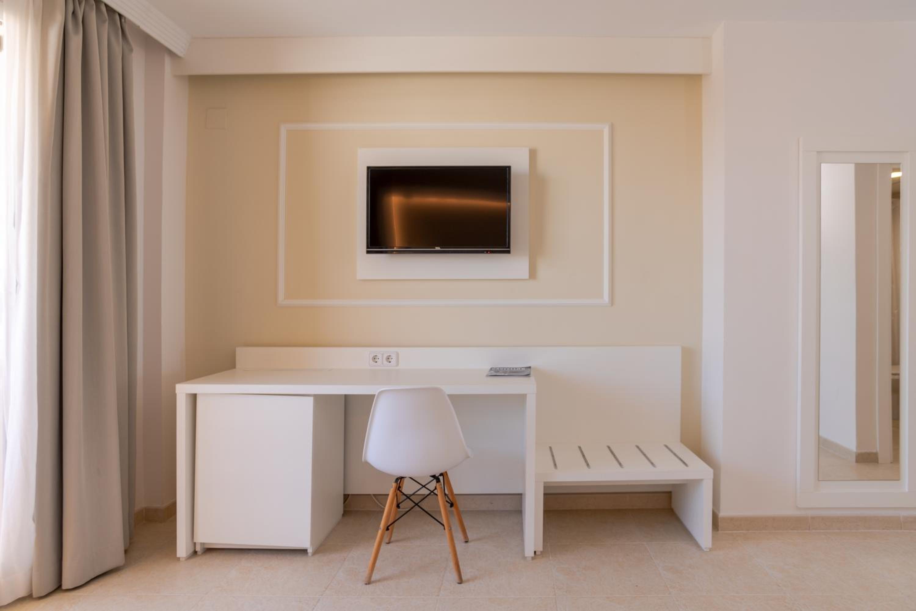 Family Room (2 Adults + 1 Child) - Photo 1