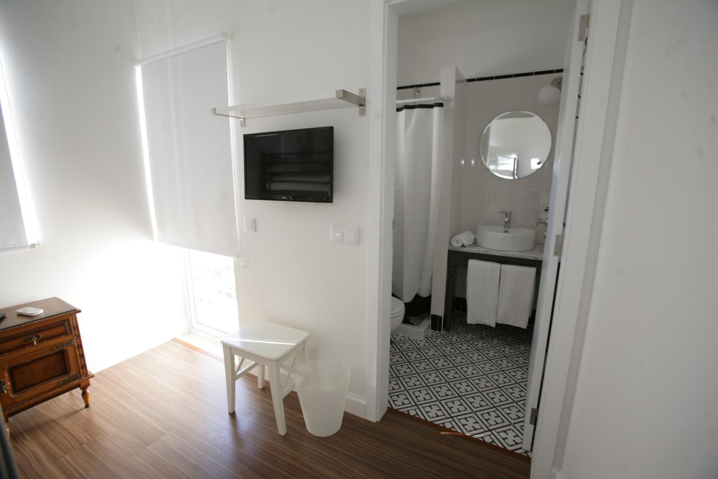 Double Room with Balcony - Photo 2
