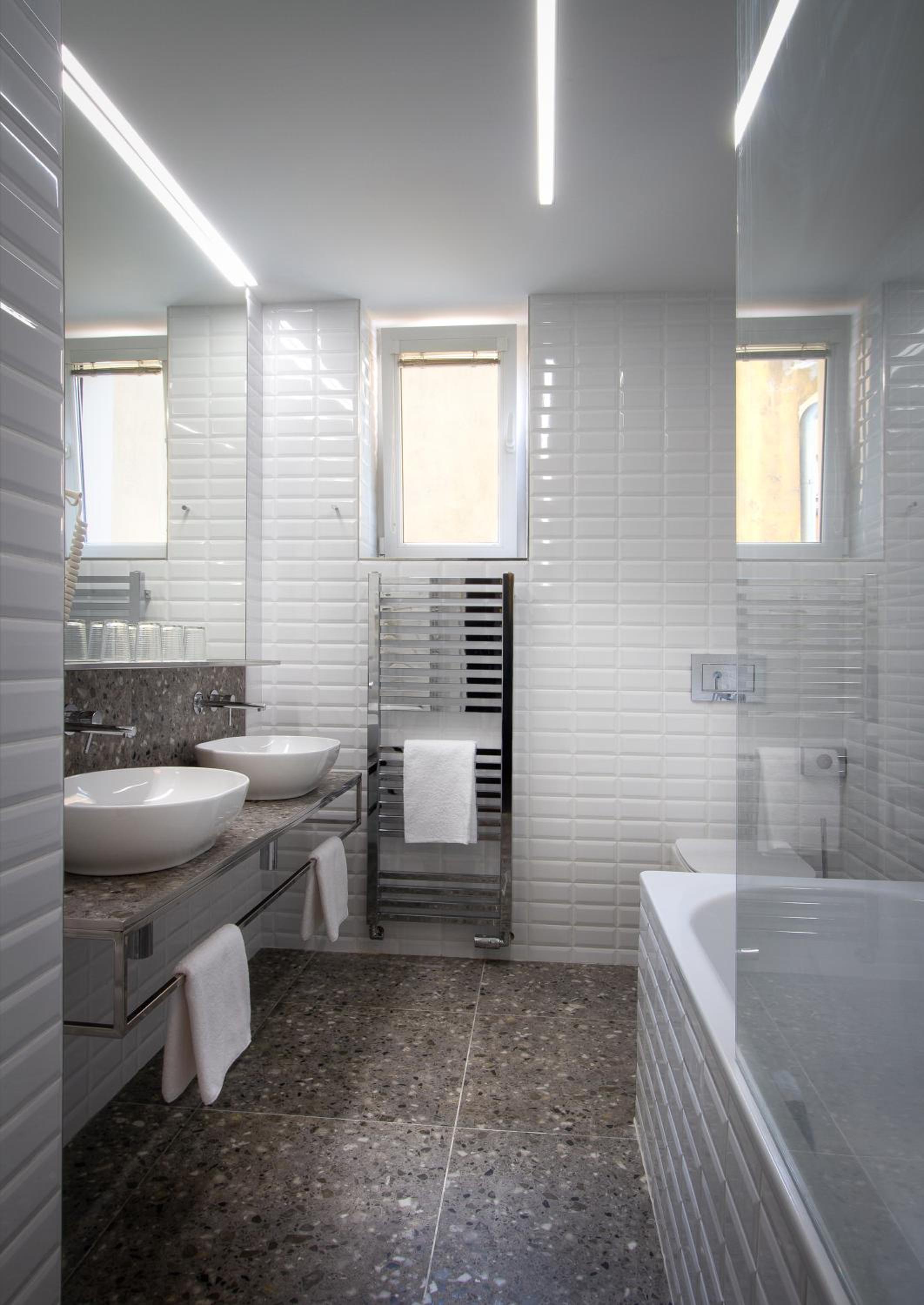 Deluxe Quadruple Room thumbnail 5