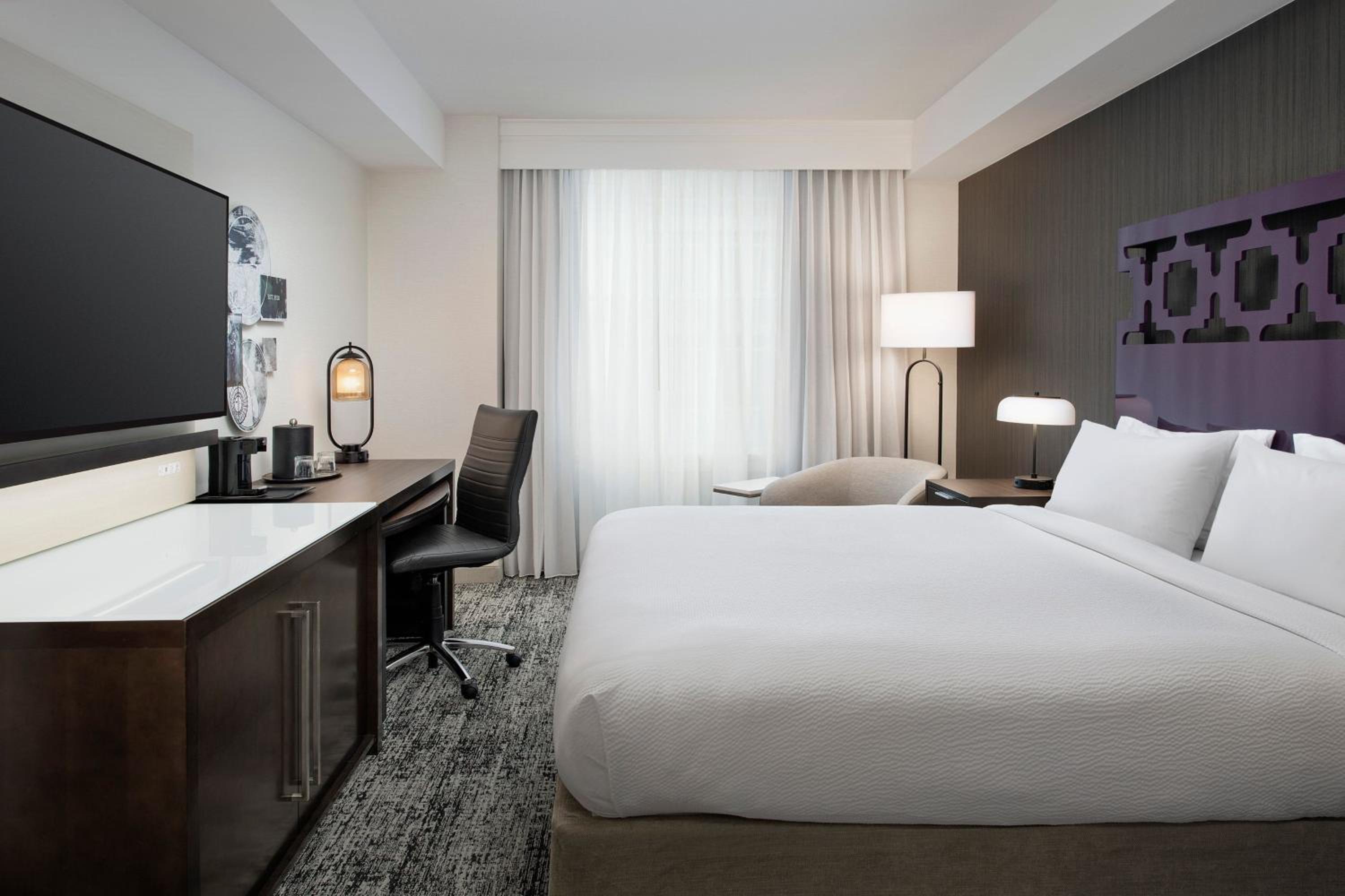 King Room with Bathtub - Mobility Access/Hearing Accessible