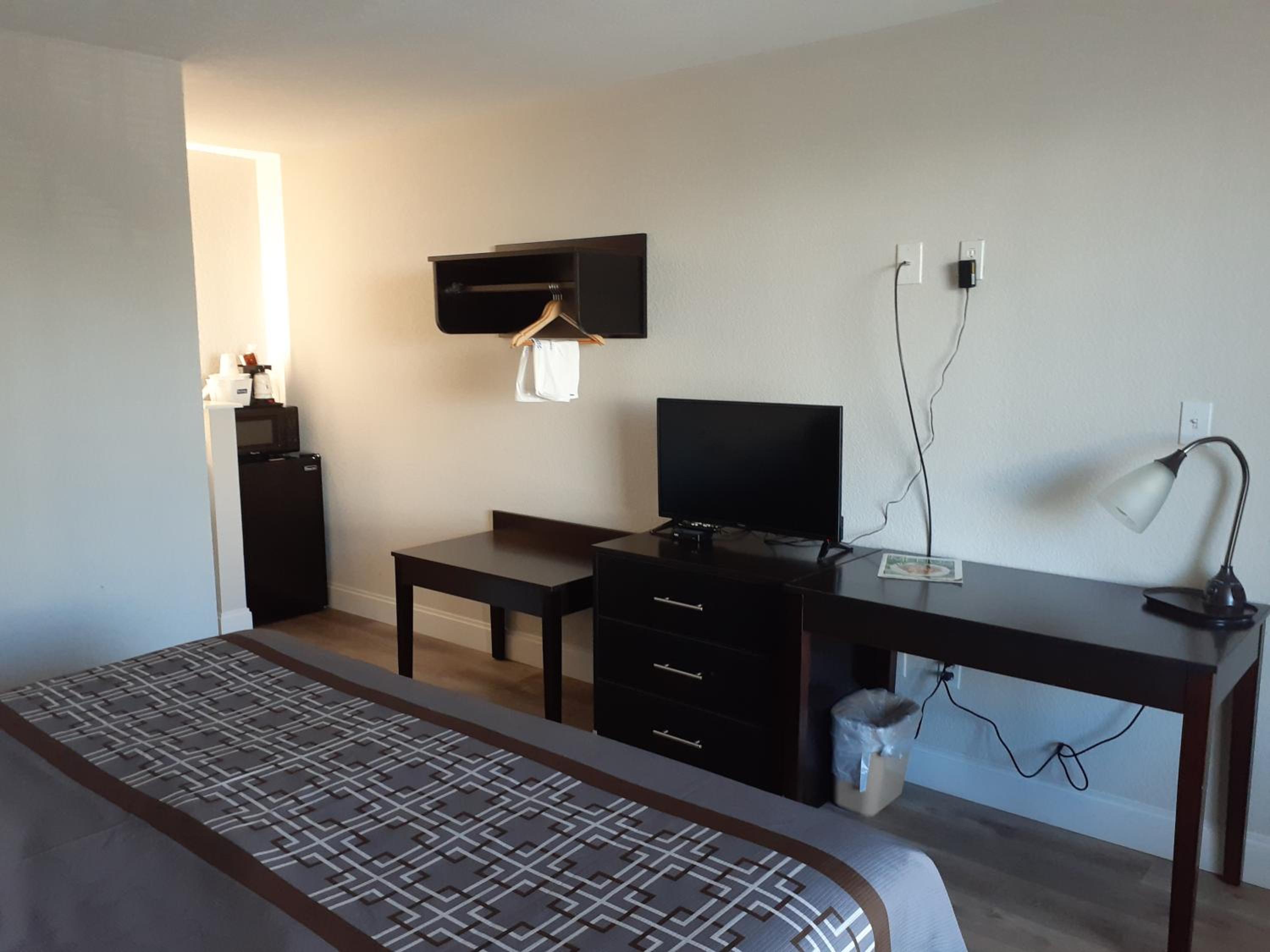 King Room - Non-Smoking - Photo 4