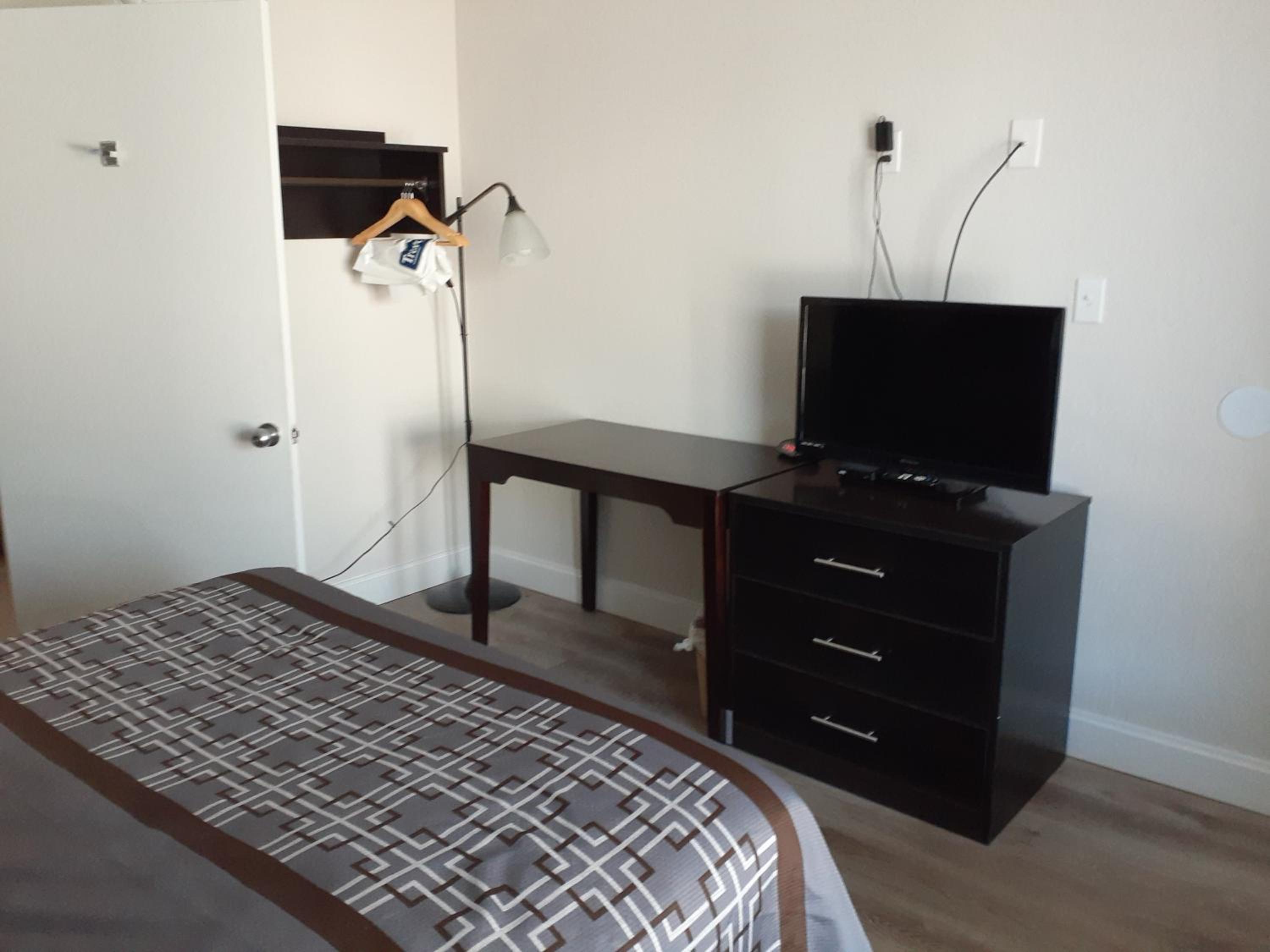 Queen Room - Disability Access - Non-Smoking - Photo 4