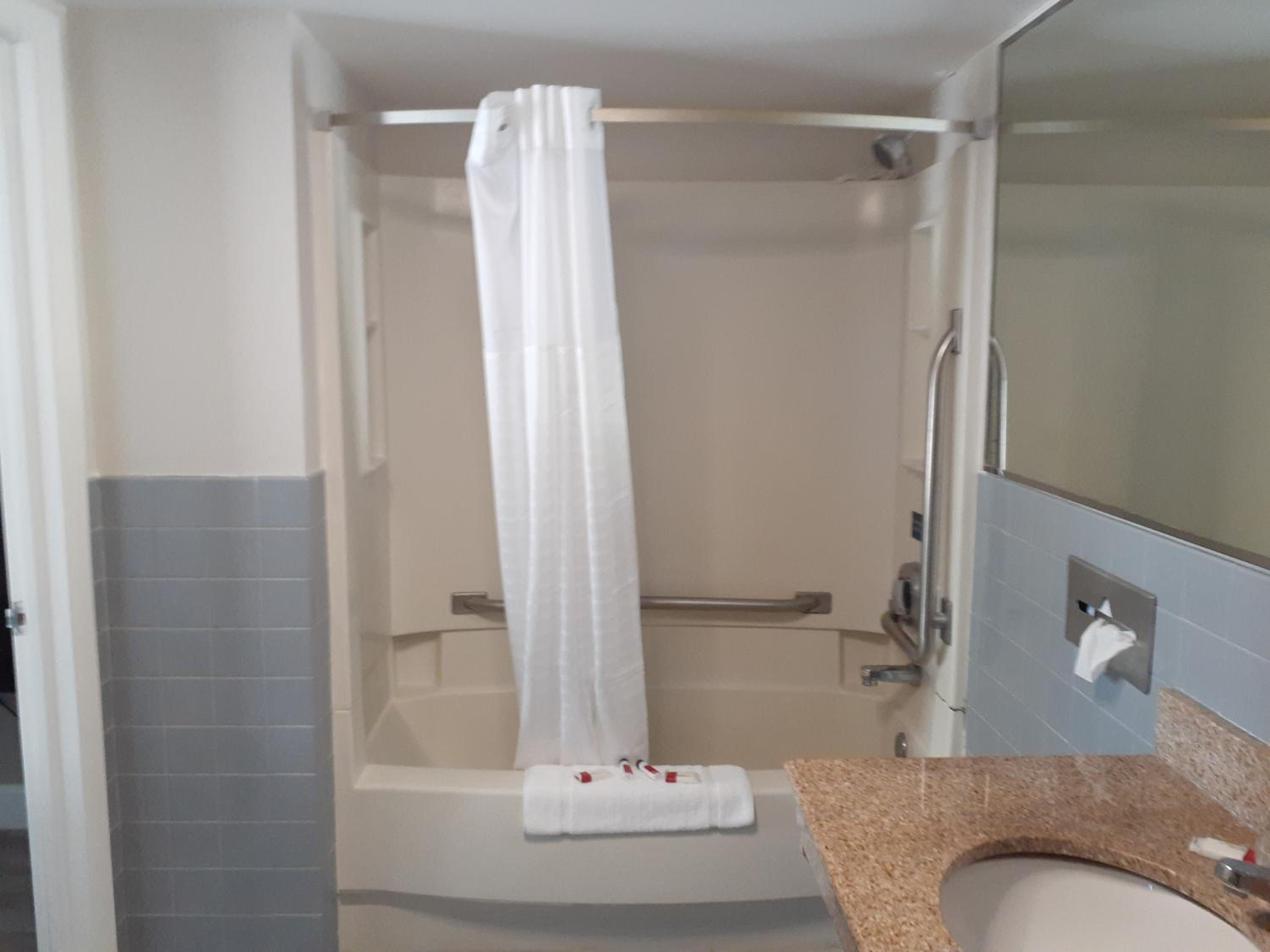 Queen Room - Disability Access - Non-Smoking - Photo 3