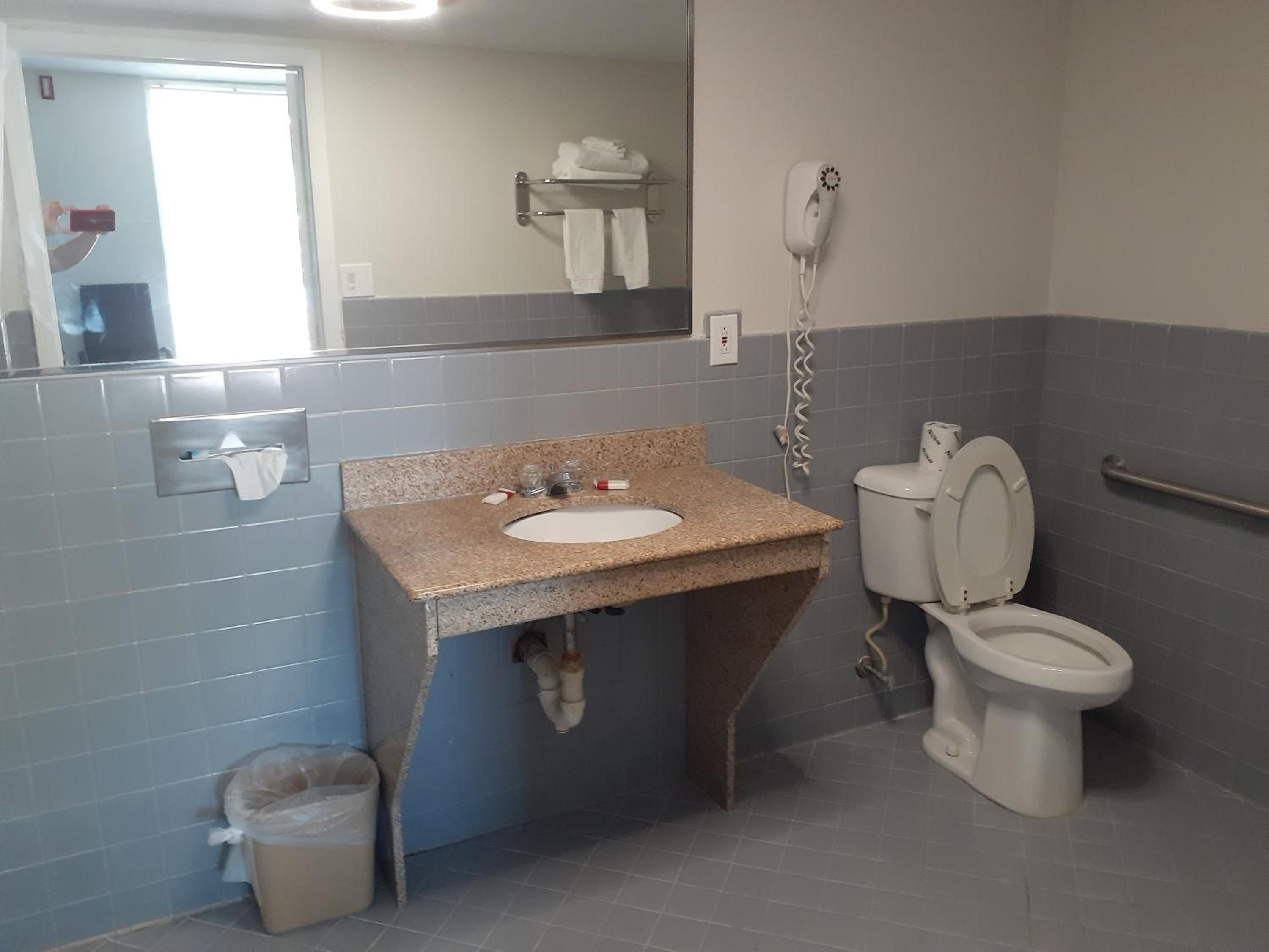 Queen Room - Disability Access - Non-Smoking - Photo 2