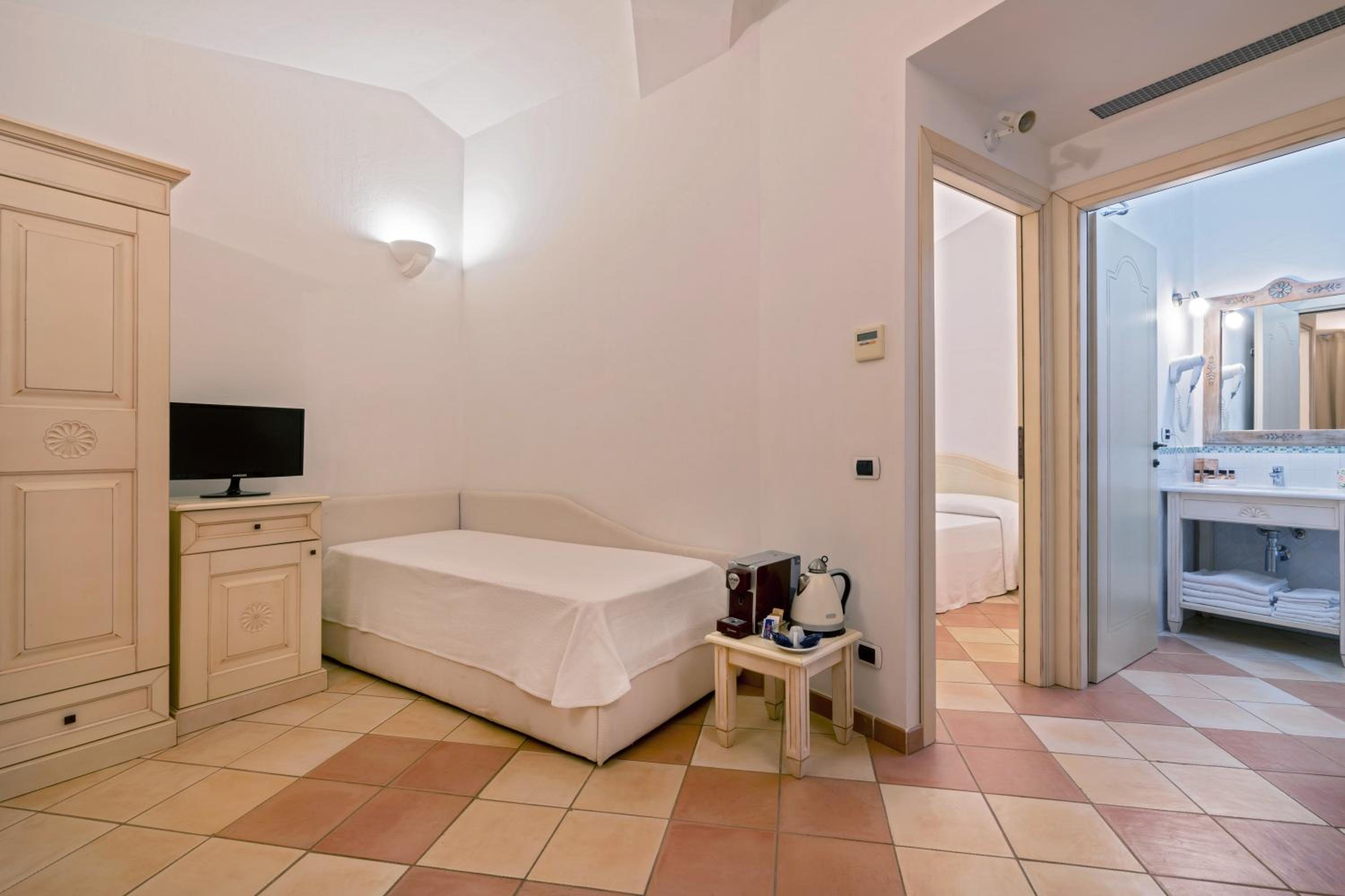 One-Bedroom Apartment (2 Adults + 2 Children) photo 2