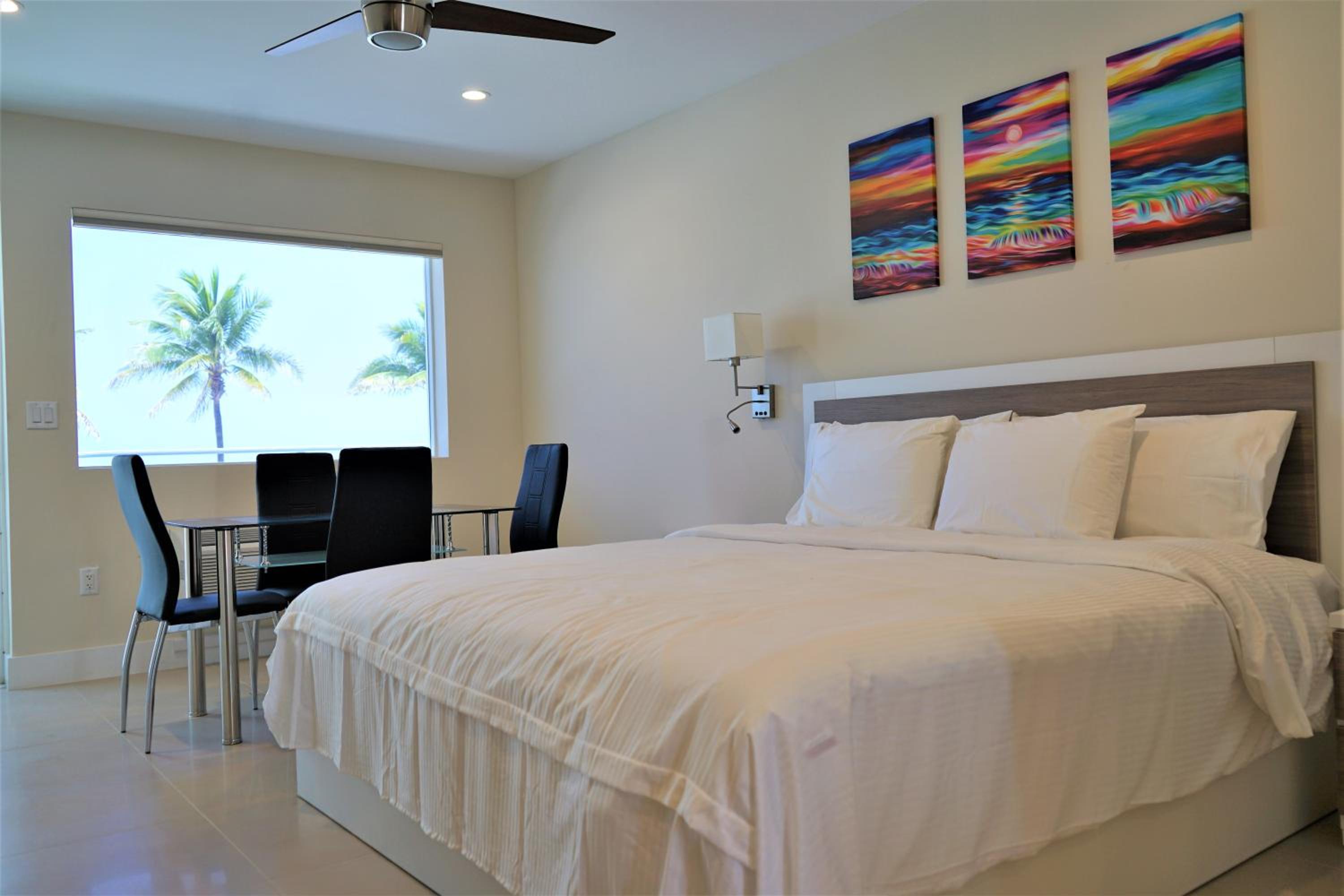 Deluxe King Suite photo 2
