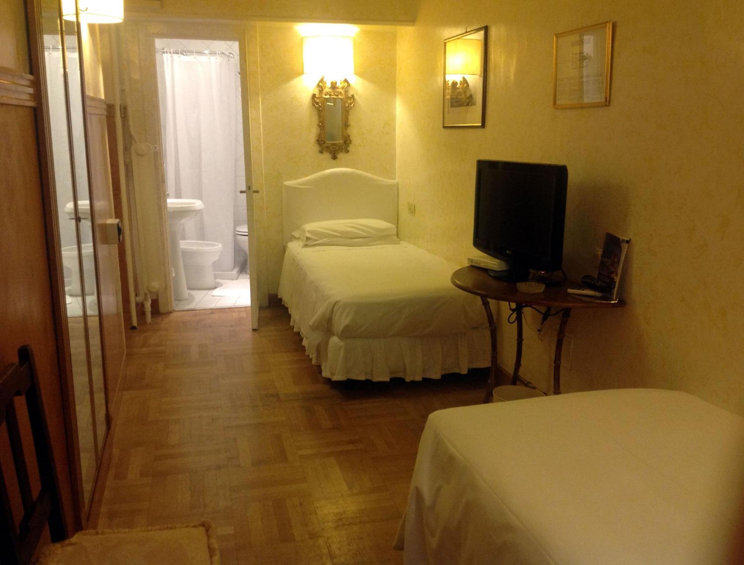 Single Room photo 3