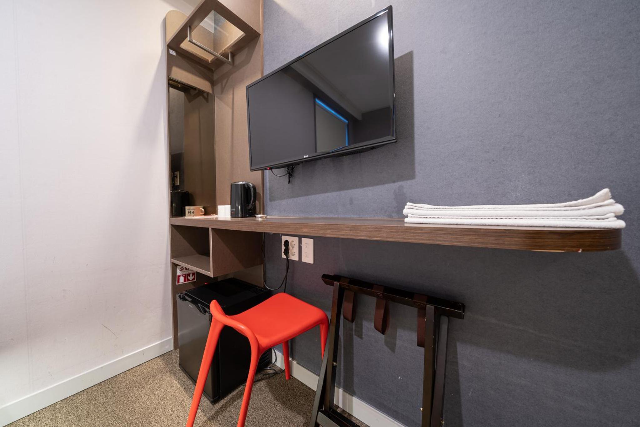 [Staycation Offer] Standard Double Room with Late Check-out at 14:00 photo 1