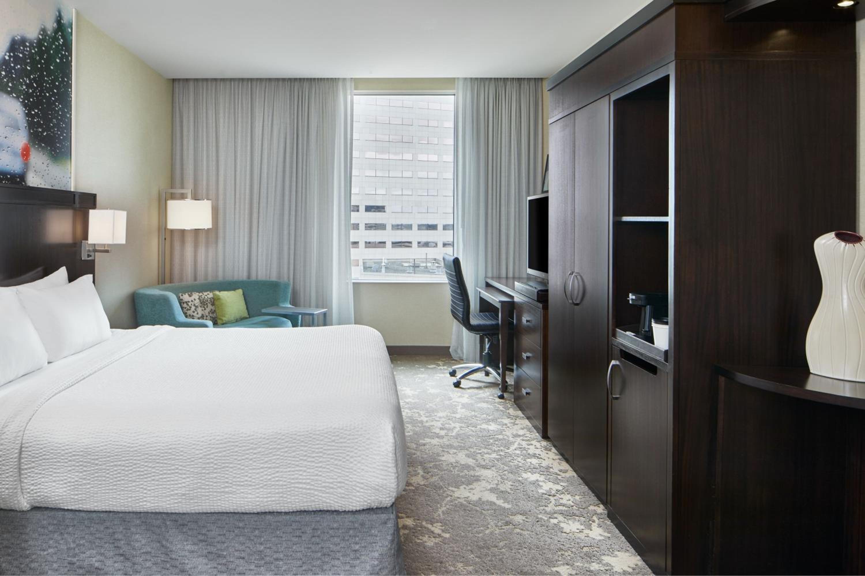 King Room with Roll-In Shower - Mobility Access/Hearing Accessible