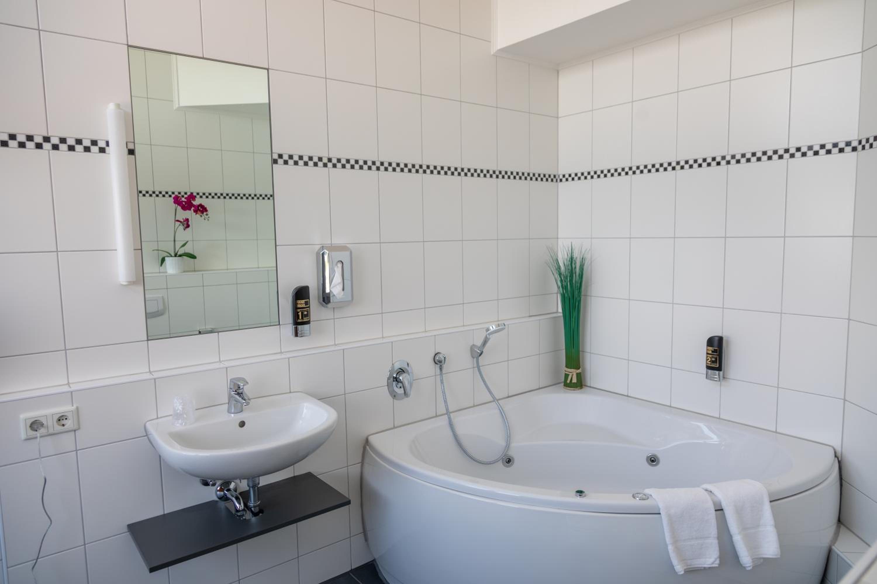 Double Room with Spa Bath - Photo 5