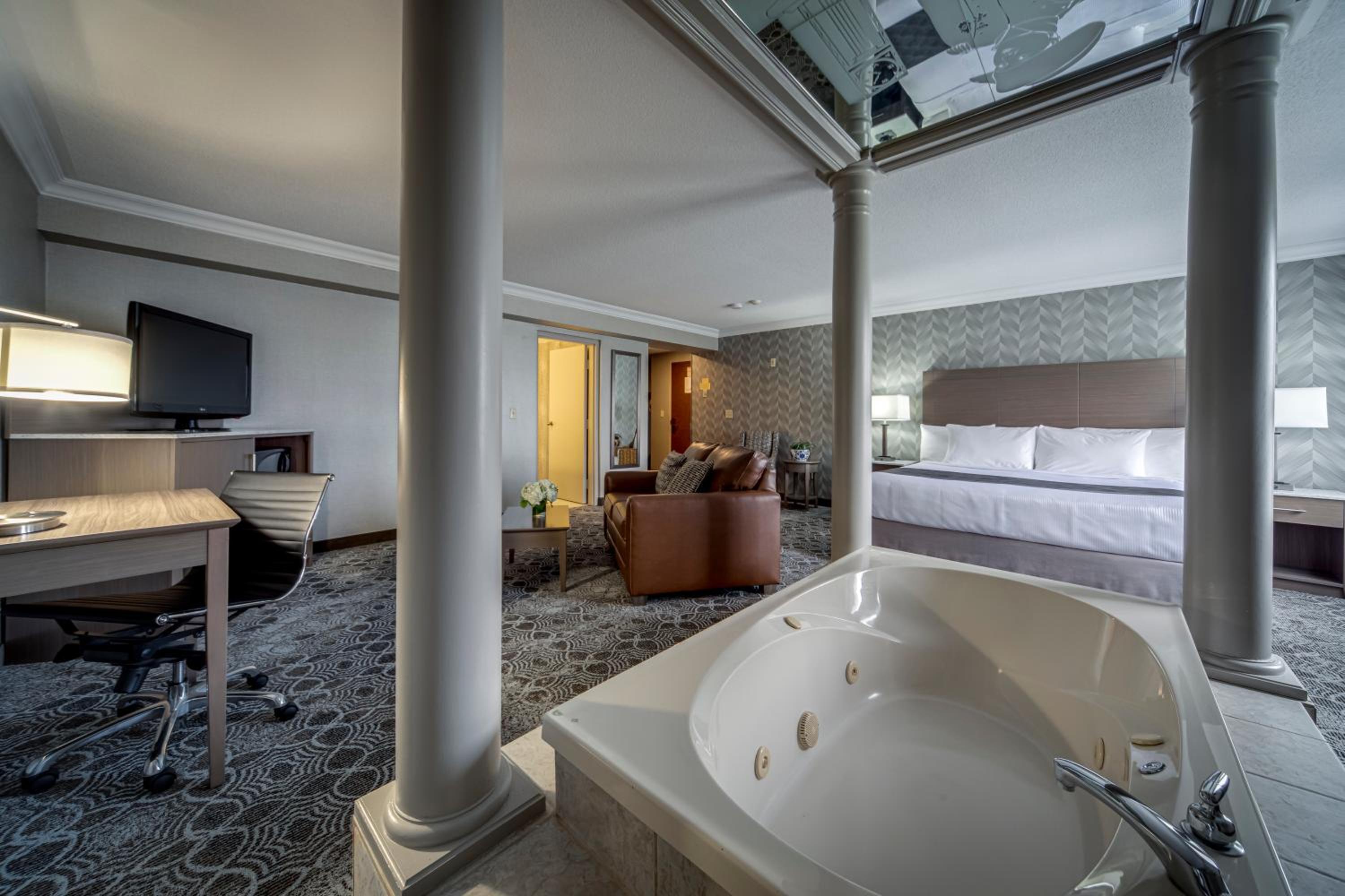 Luxury King Suite with Jetted Tub photo 2