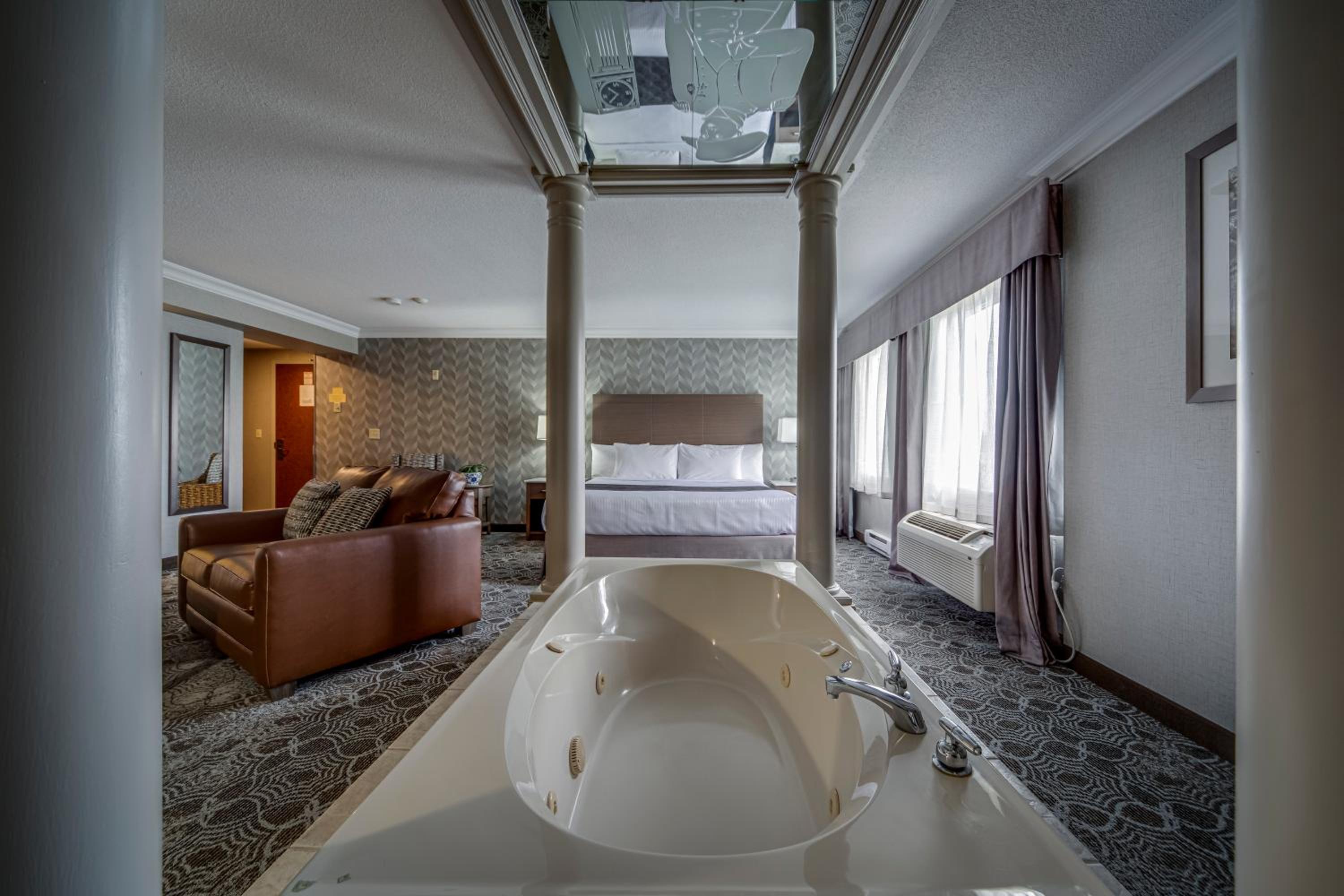 Luxury King Suite with Jetted Tub photo 3