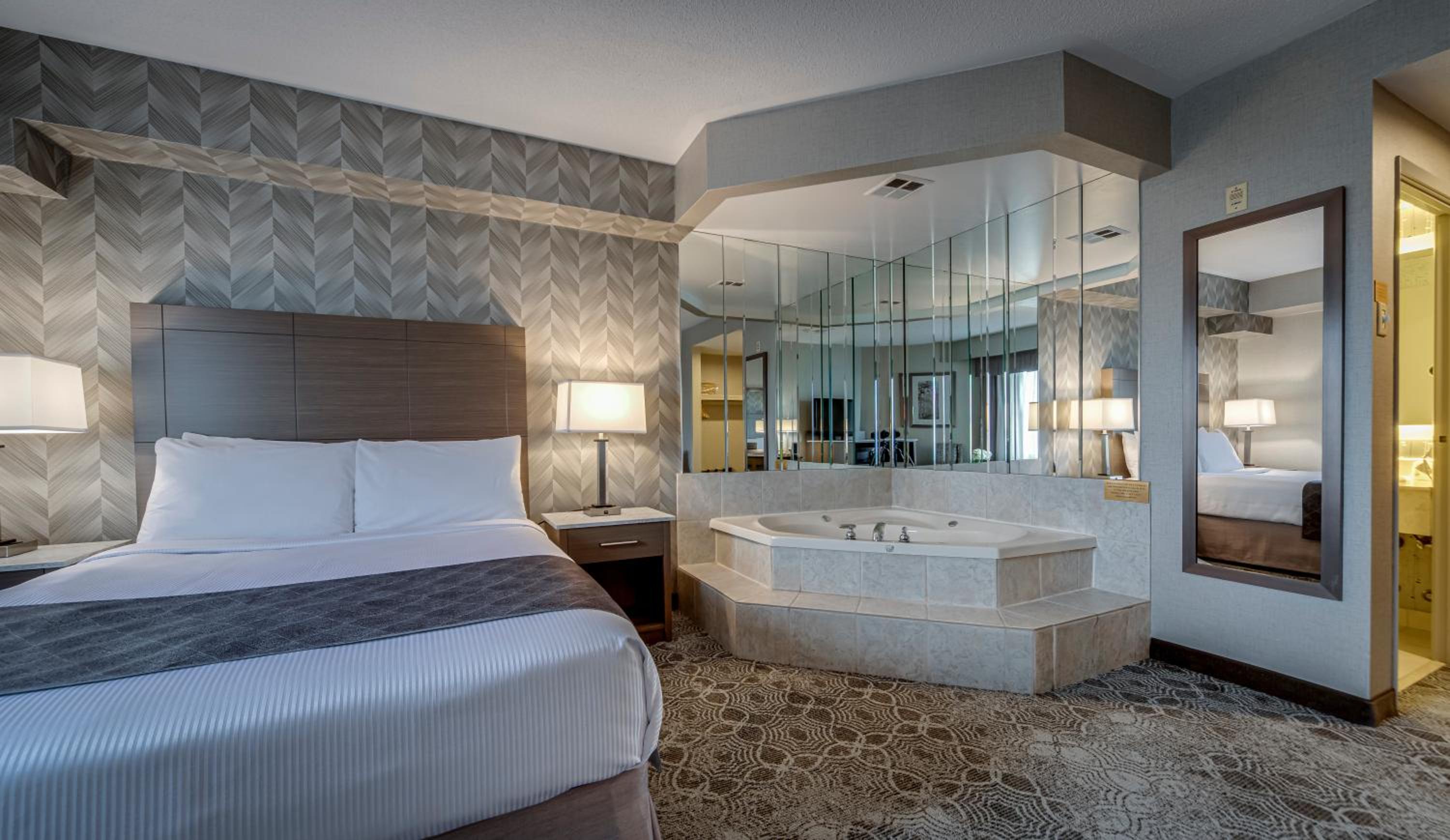 Queen Suite with Jetted Tub - Photo 2
