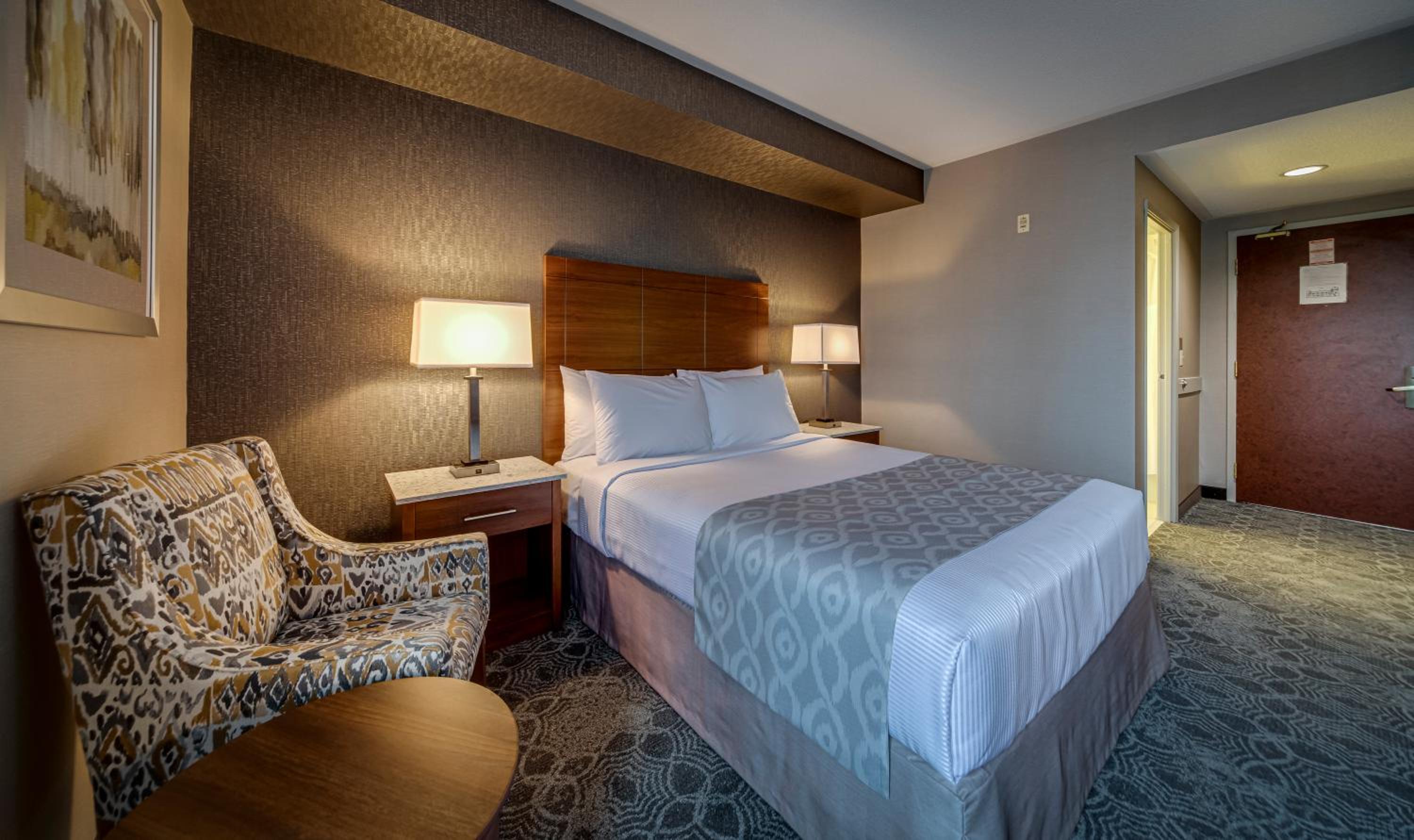 Standard Room with 1 Queen Bed - Photo 3
