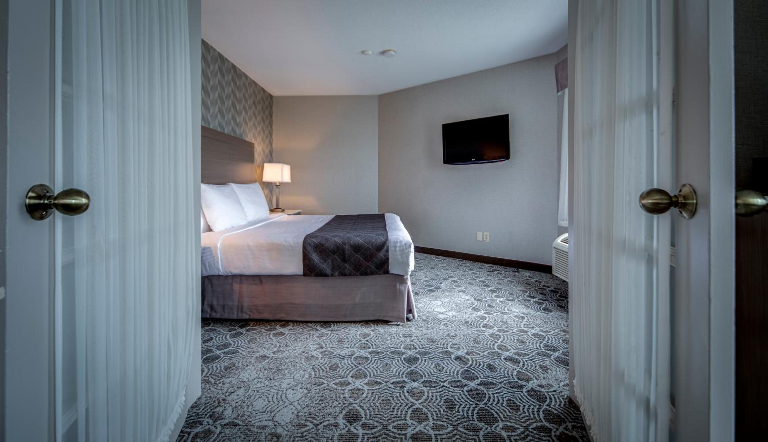Deluxe King Suite with Jetted Tub and Living Room - Photo 2