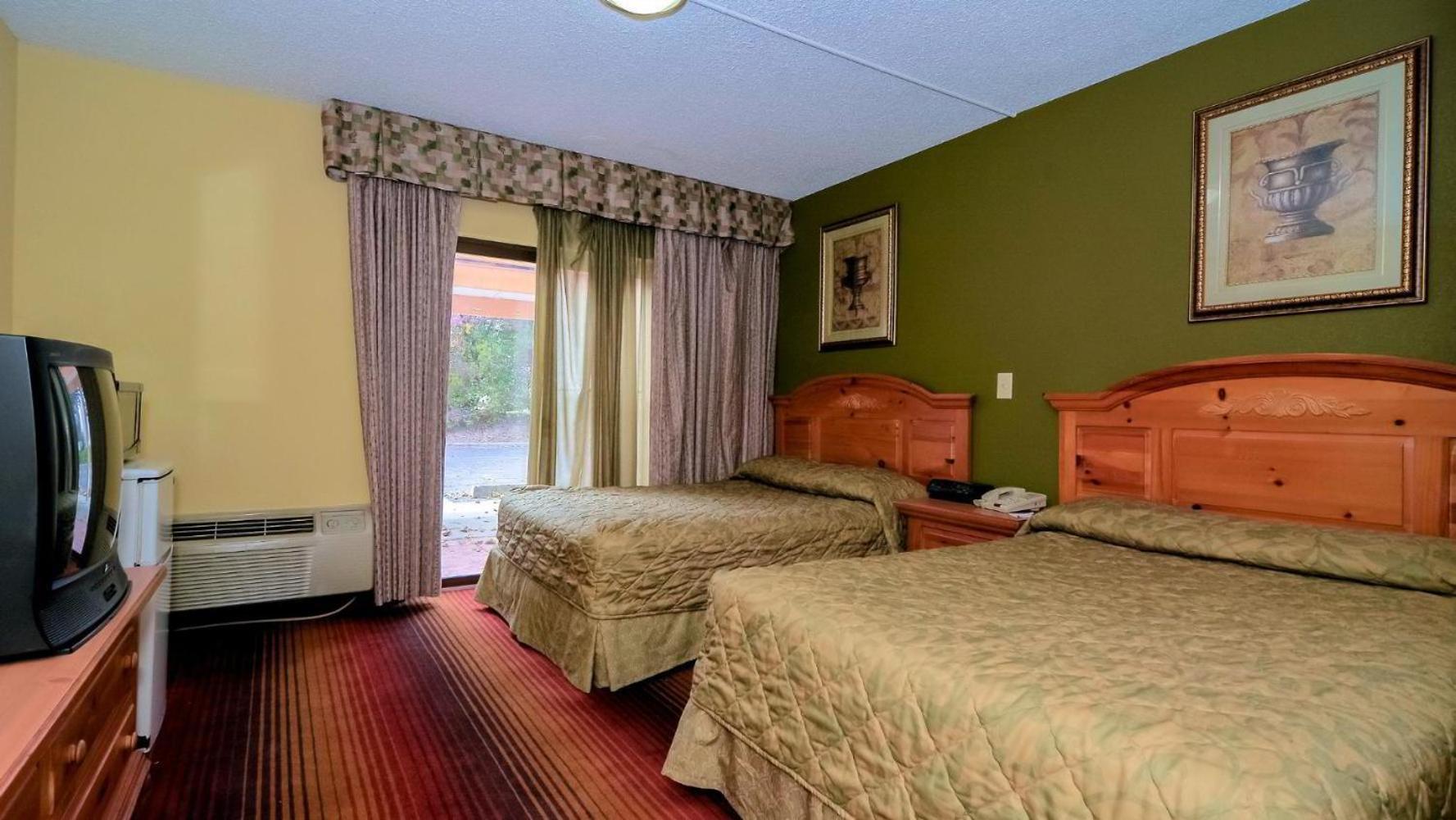 Double Room with Two Double Beds - Smoking - Photo 1
