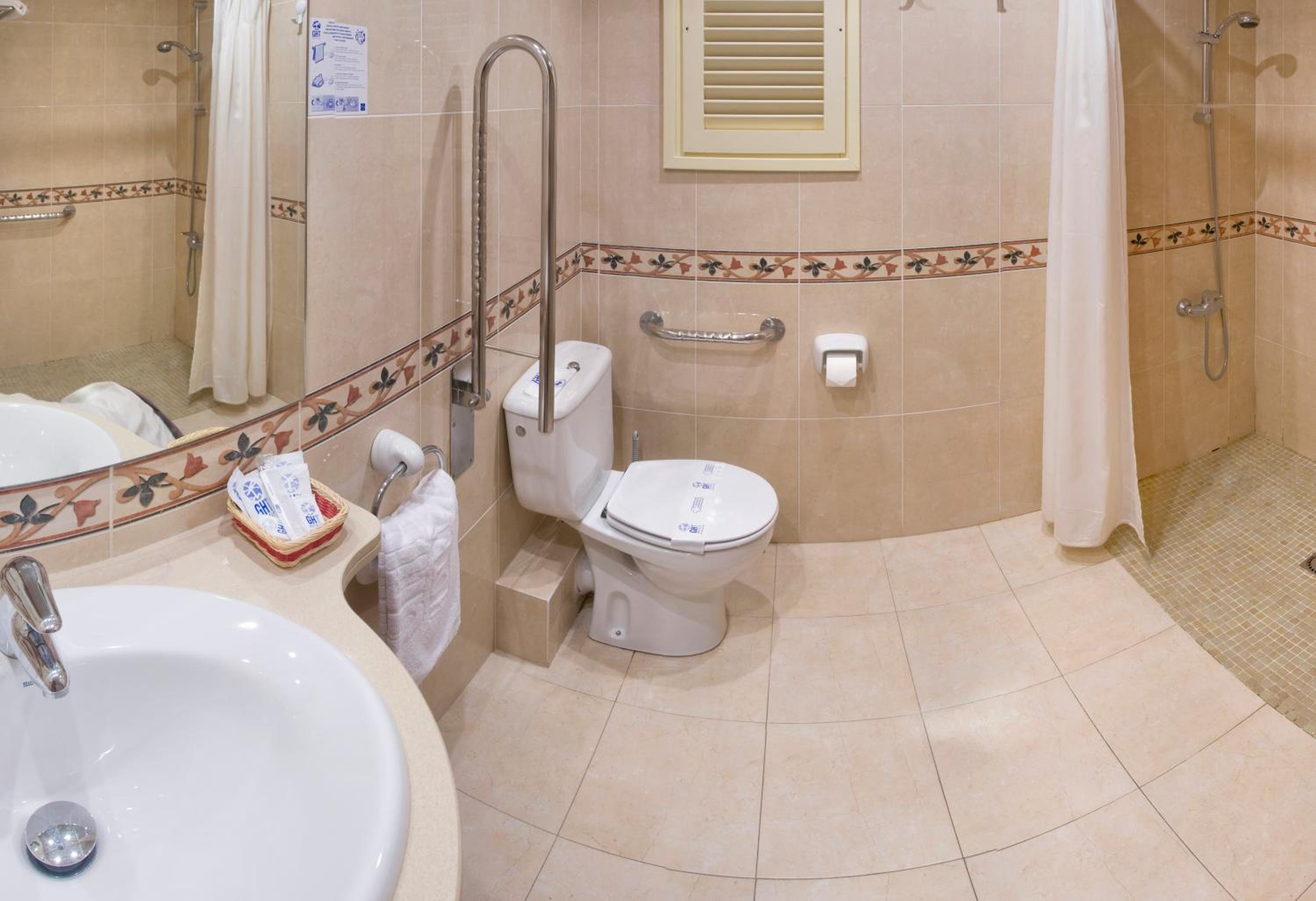 Twin Room with Balcony - Photo 7