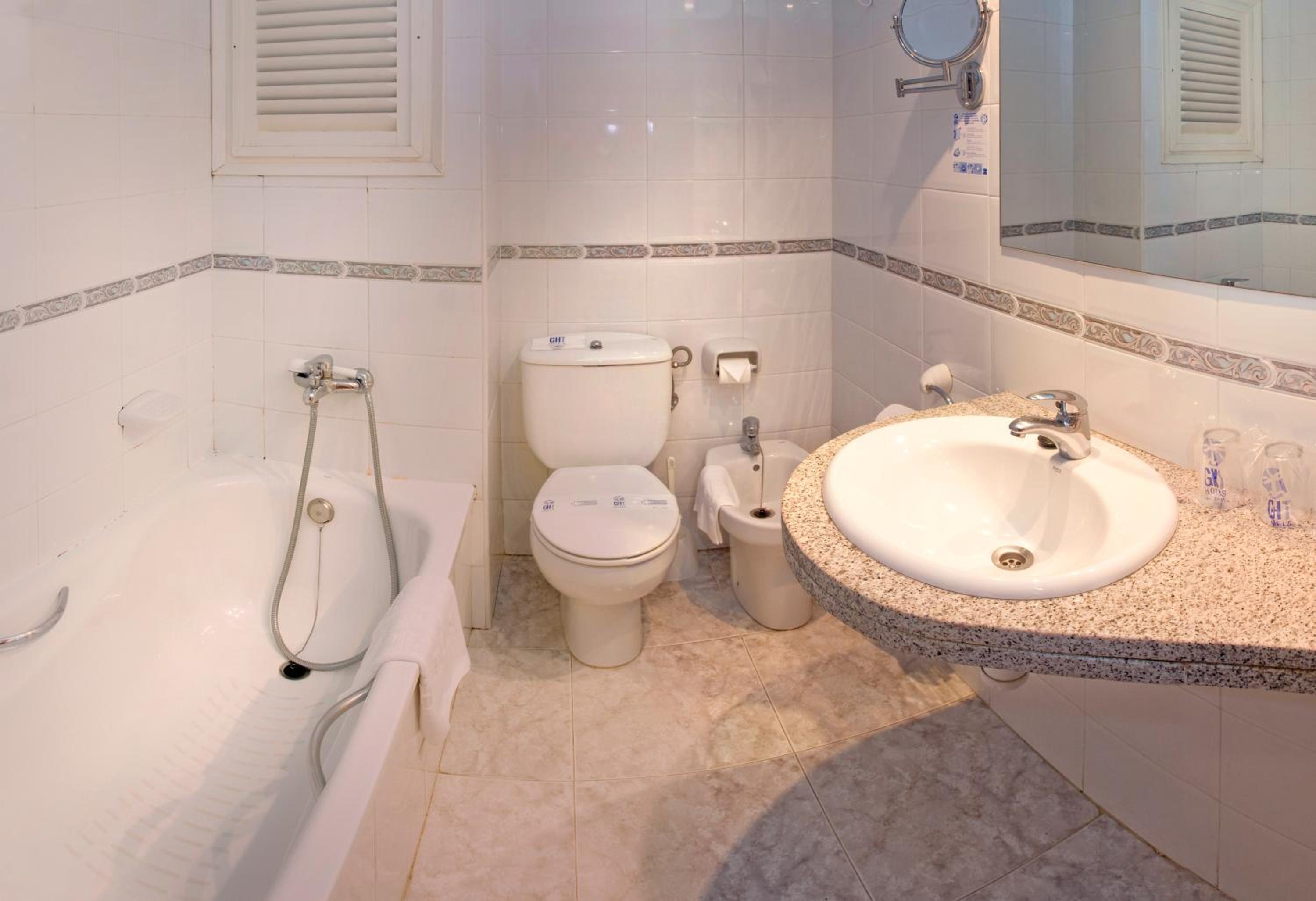 Twin Room with Balcony - Photo 10