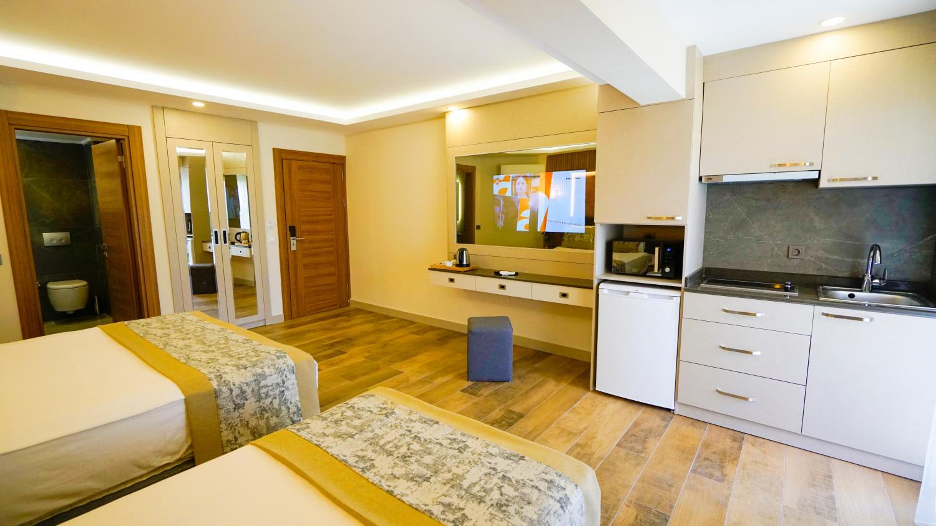 Suite with Garden View thumbnail 6