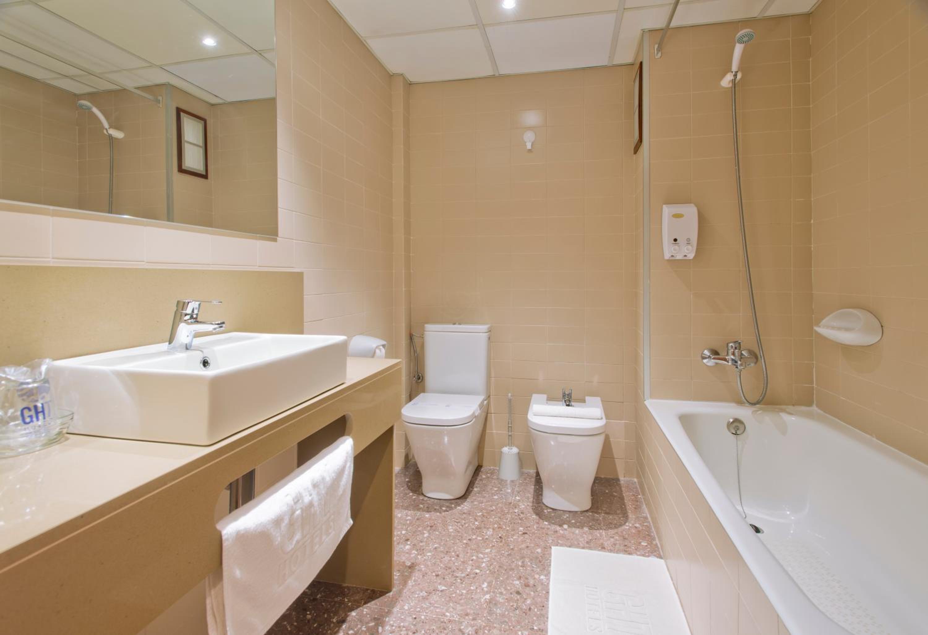 Twin Room with Balcony - Photo 2