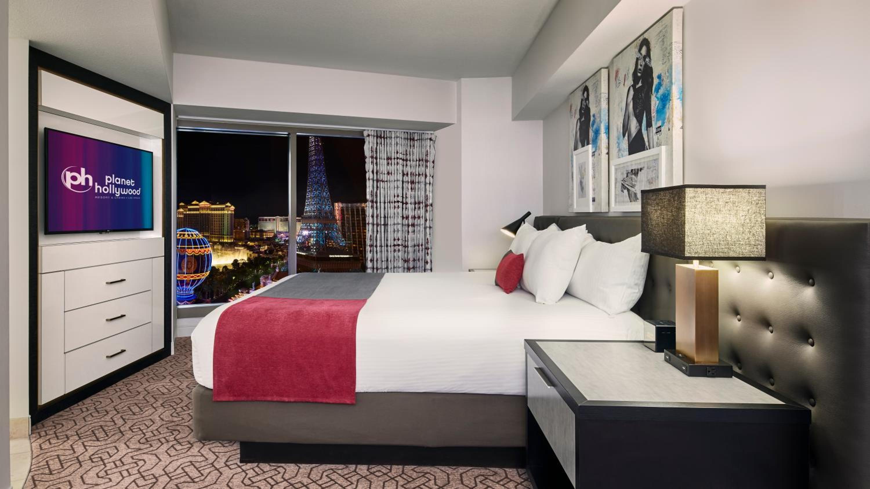Ultra Hip Strip Suite, 1 King, Non-Smoking - Photo 3