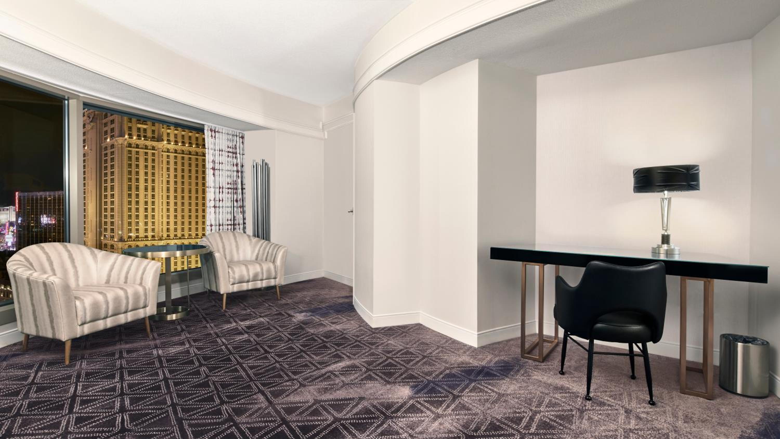 Ultra Panorama Suite 2 Queen Strip View	 - Photo 3
