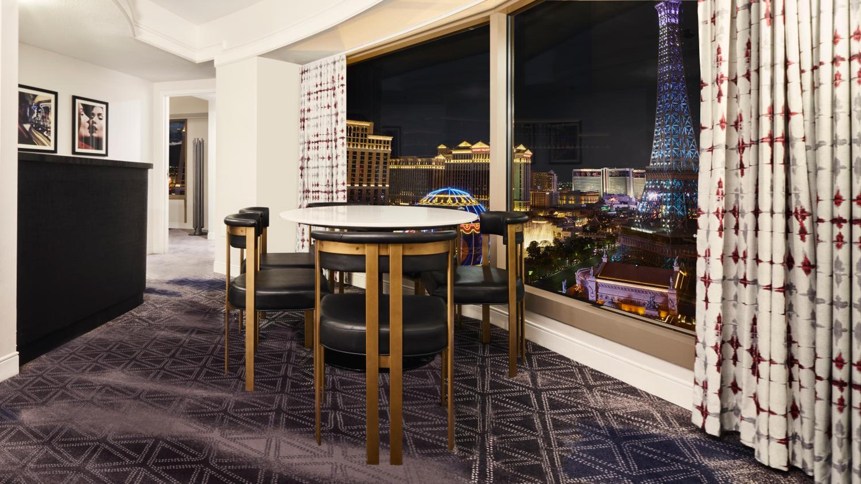 Ultra Panorama Suite 2 Queen Strip View	 - Photo 2