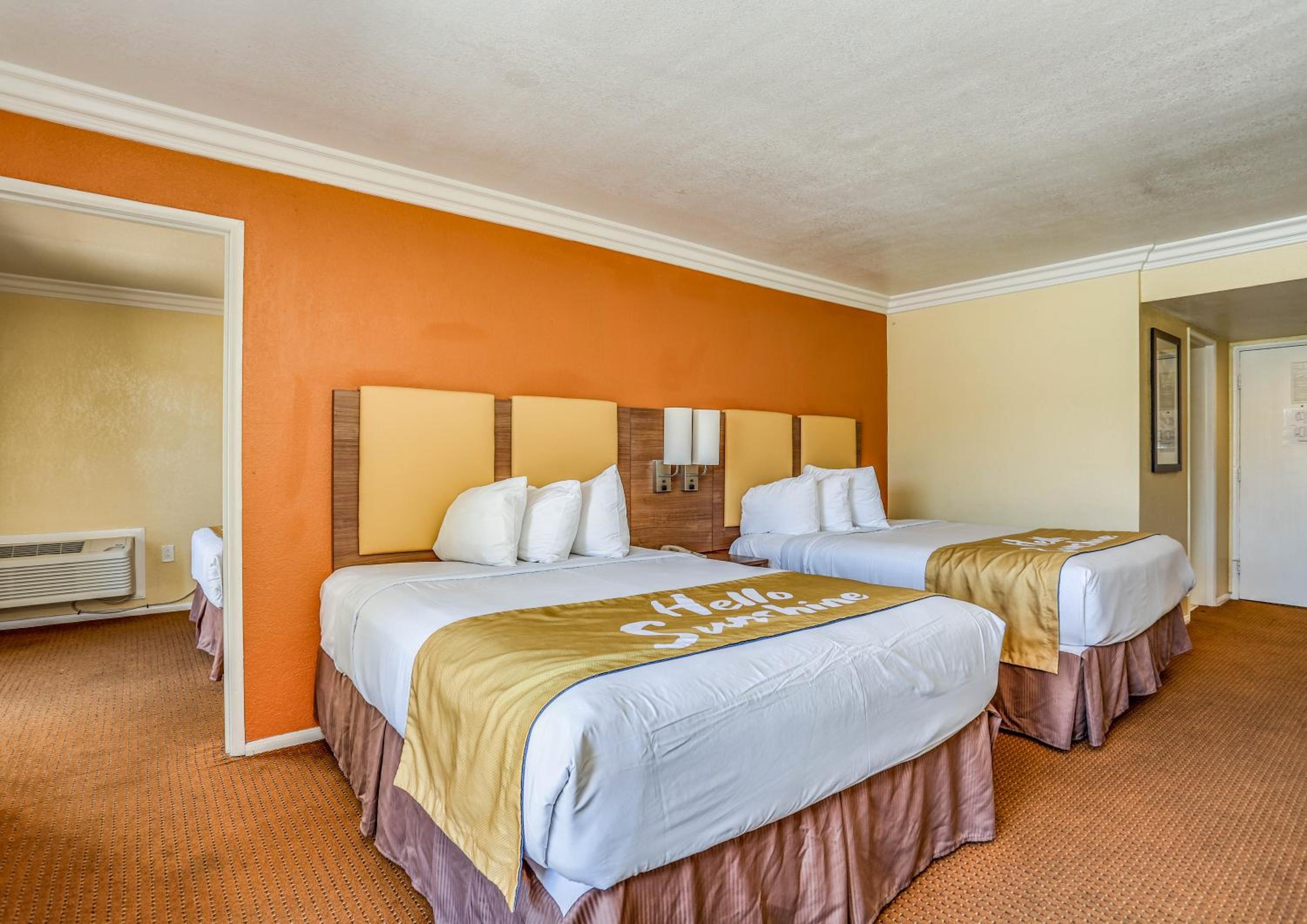 Family Room With Three Queen Beds - Non-Smoking