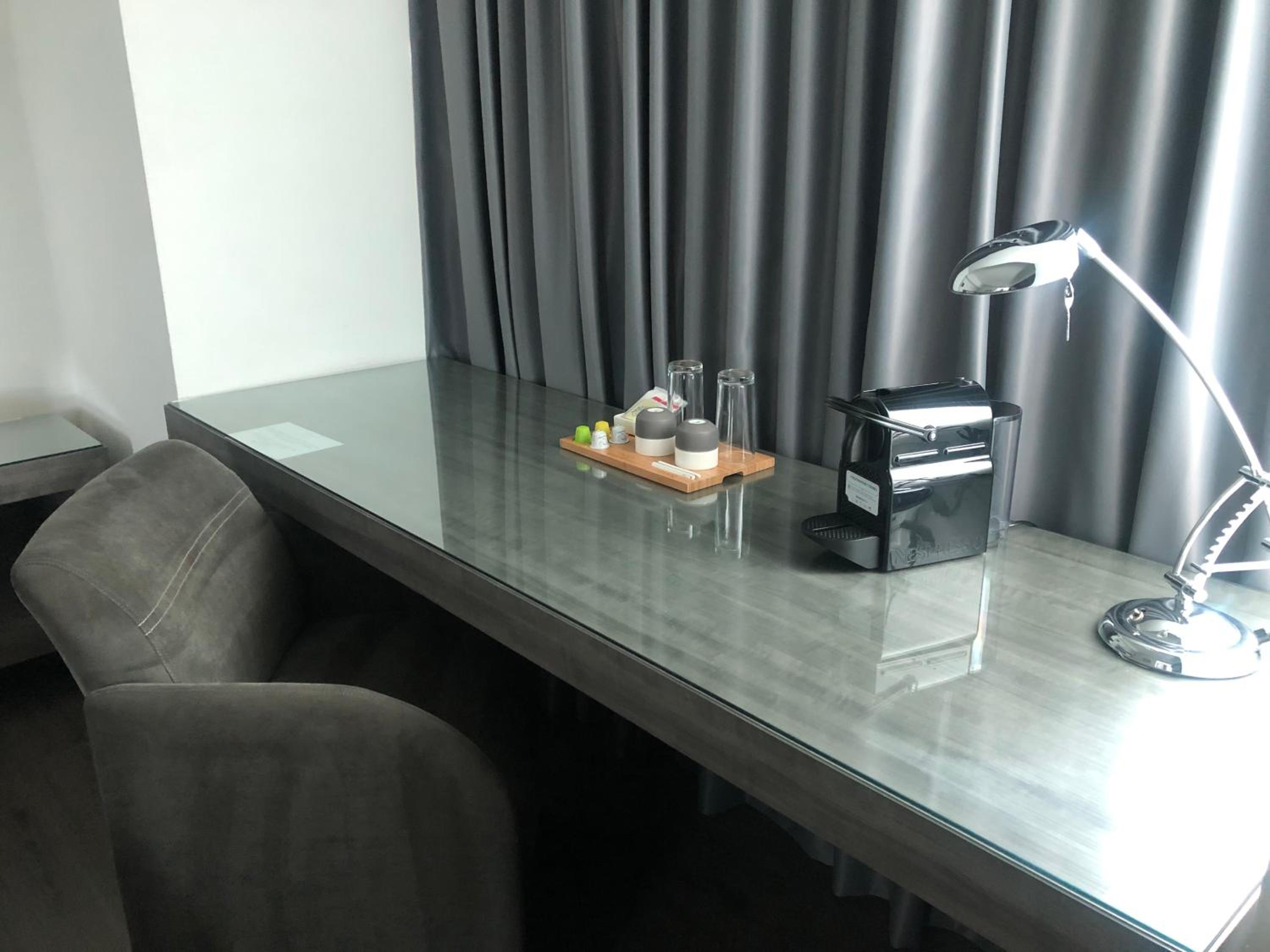 Business Suite with Living Room - Photo 9