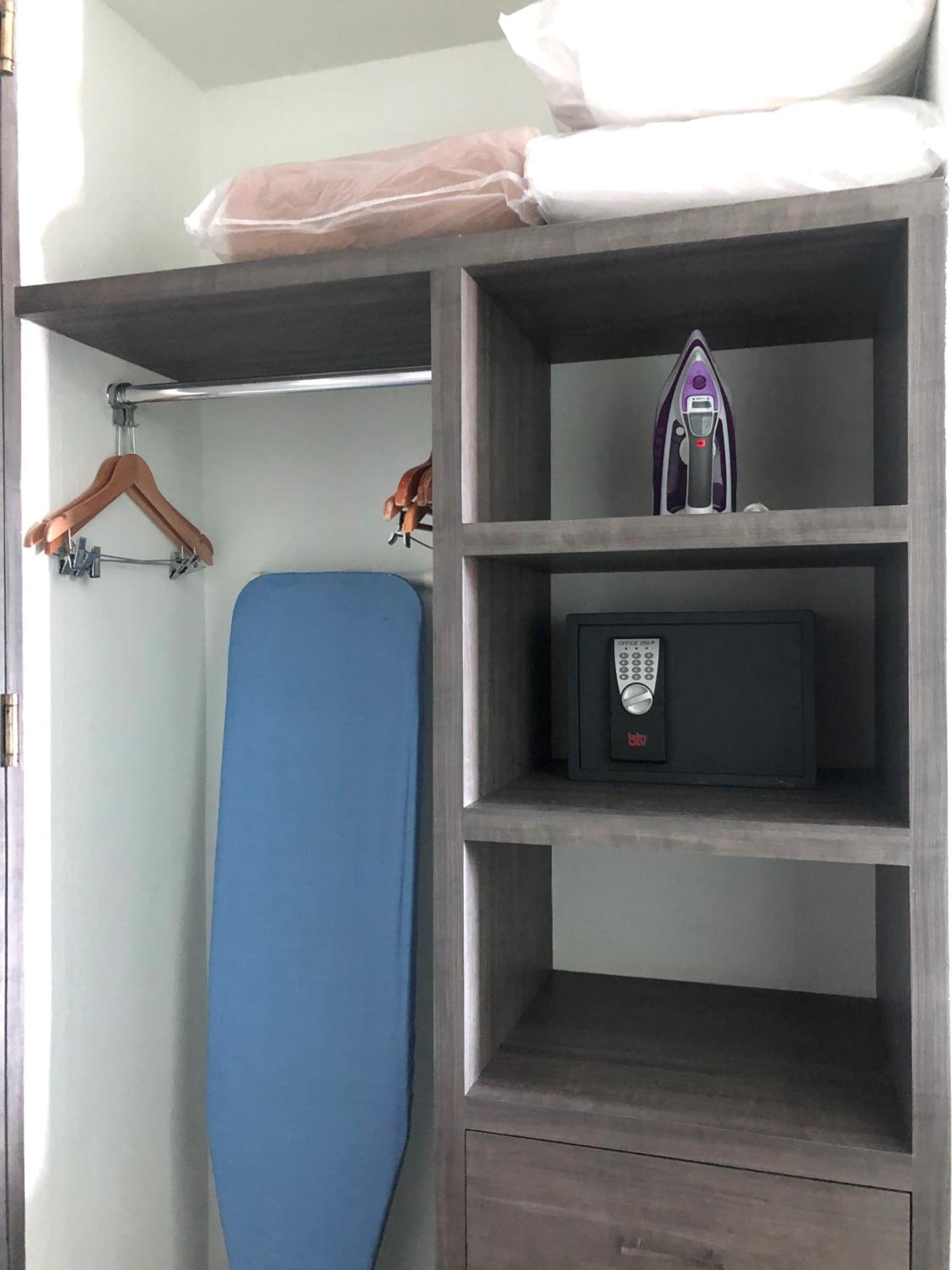 Double Room with Two Double Beds with Internal View - Photo 6