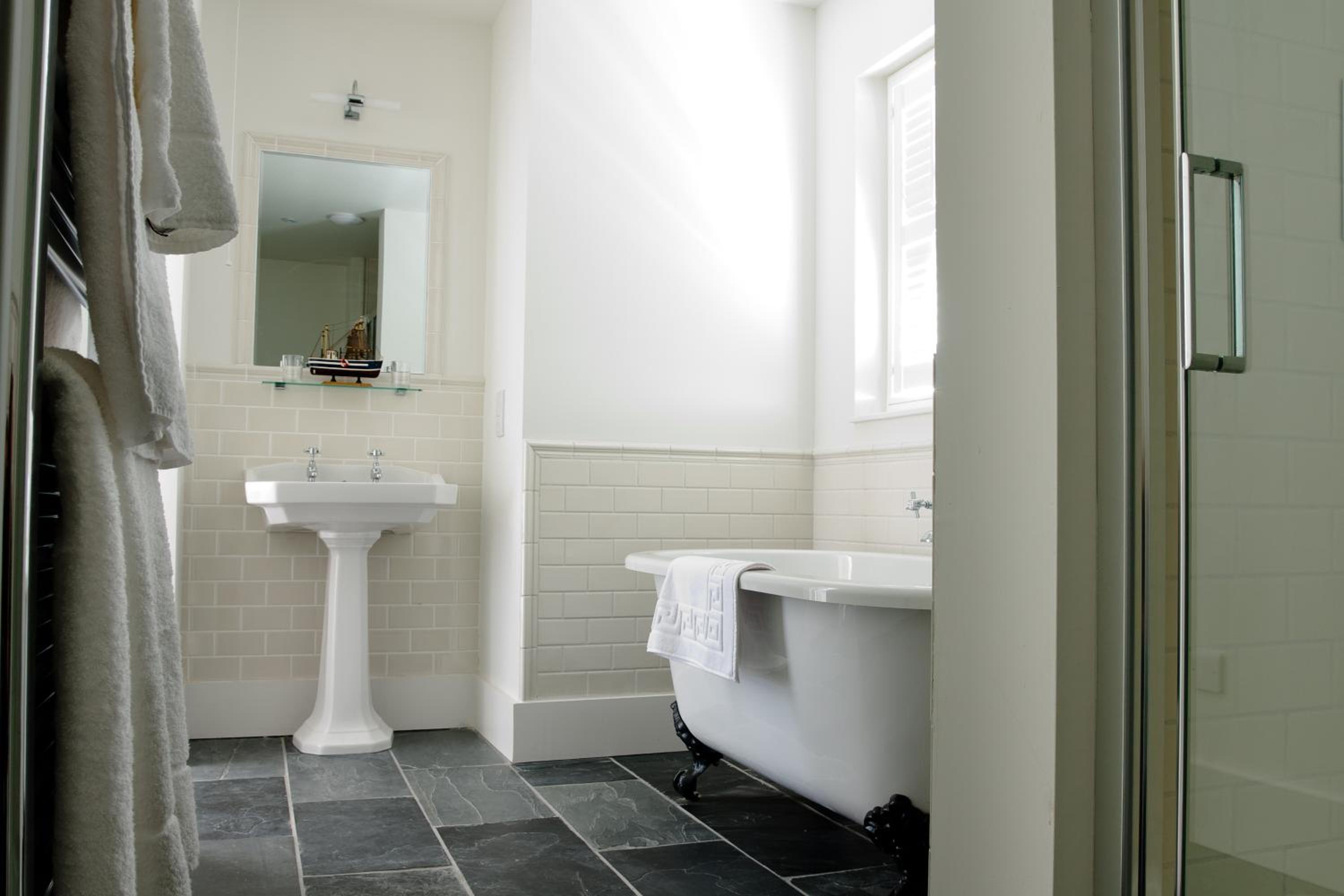 Superior Double or Twin Room with City View Bath and Shower photo 3
