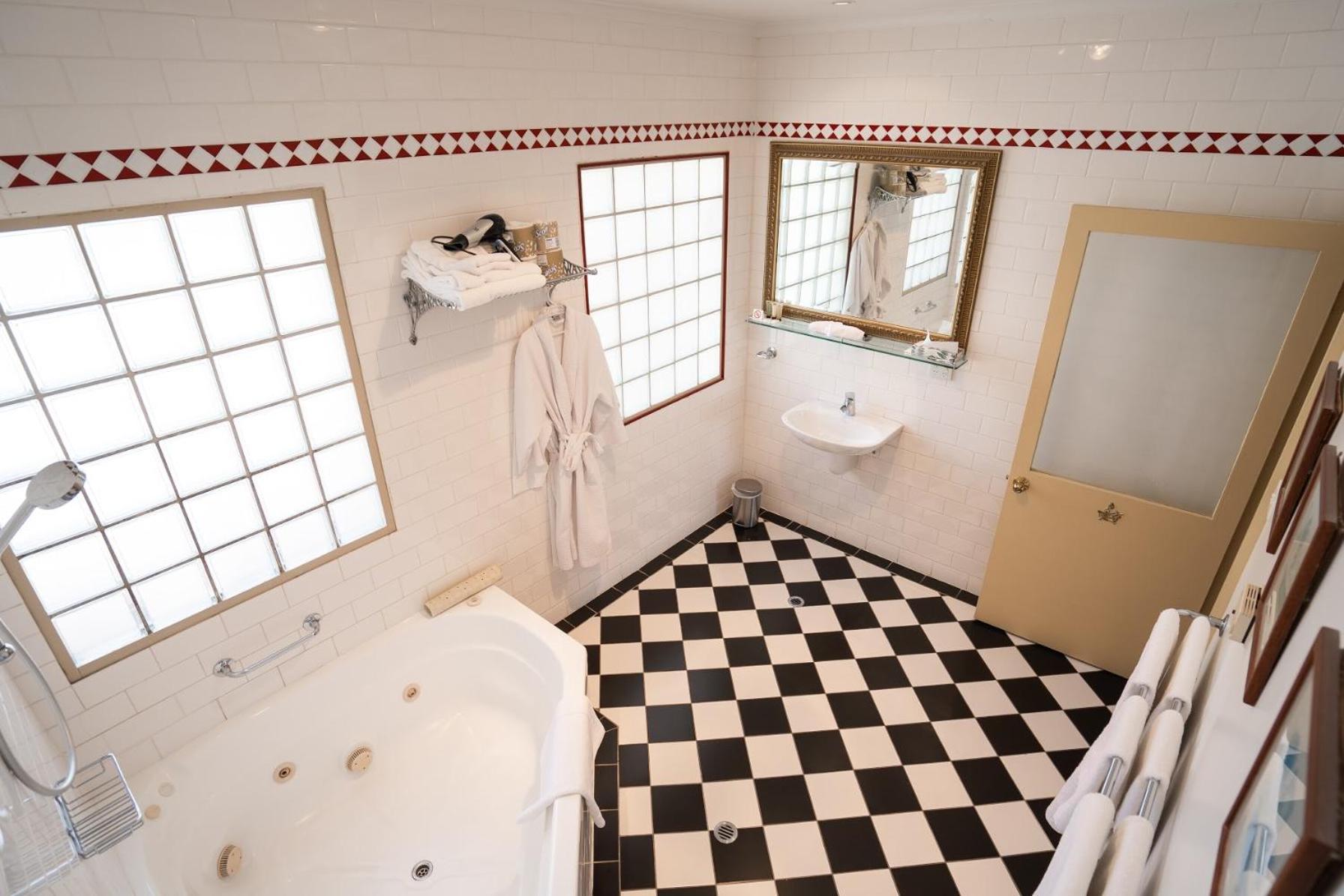 Fire Engine Spa Suite - Photo 23