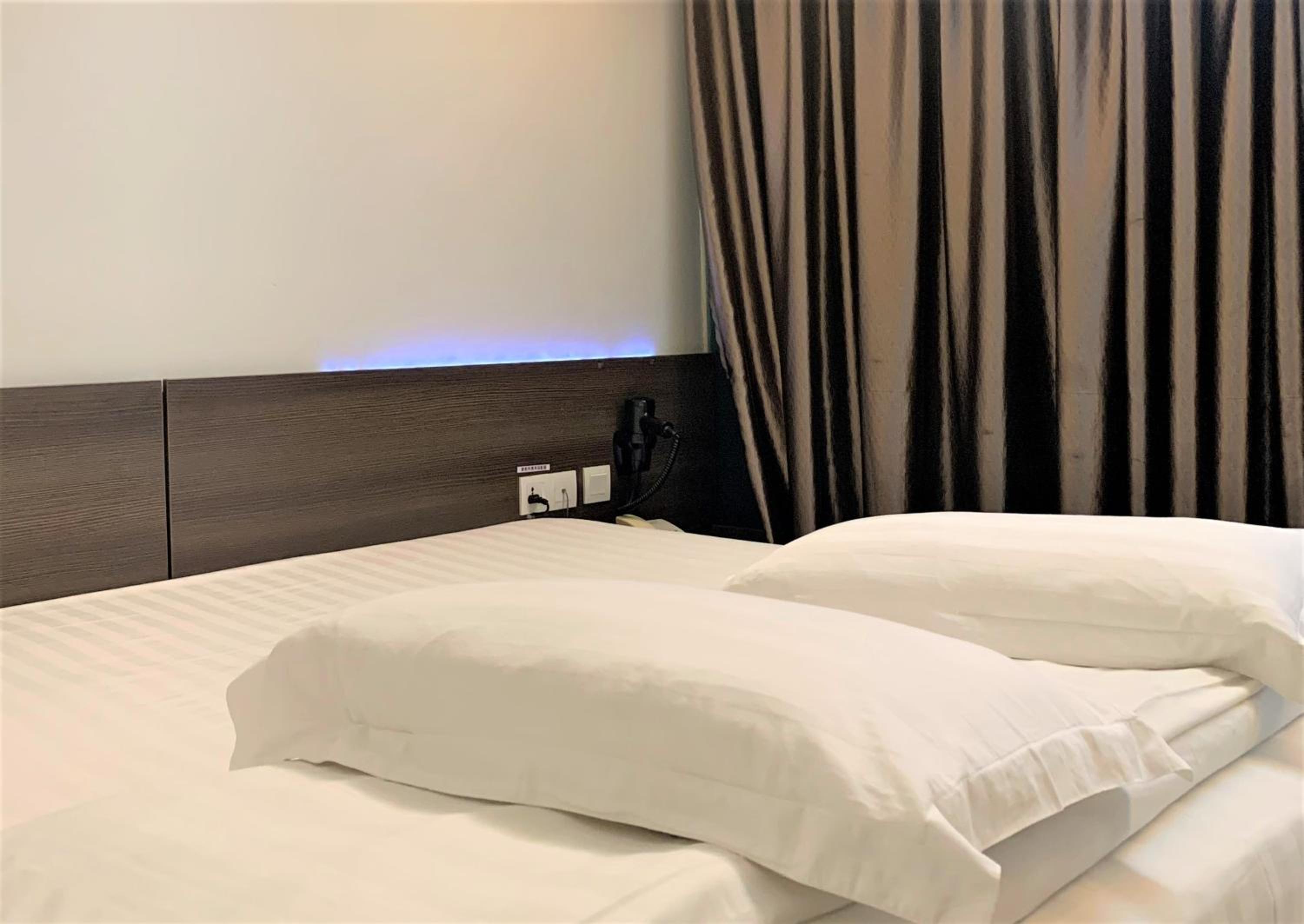 Deluxe Double Room without Window photo 3