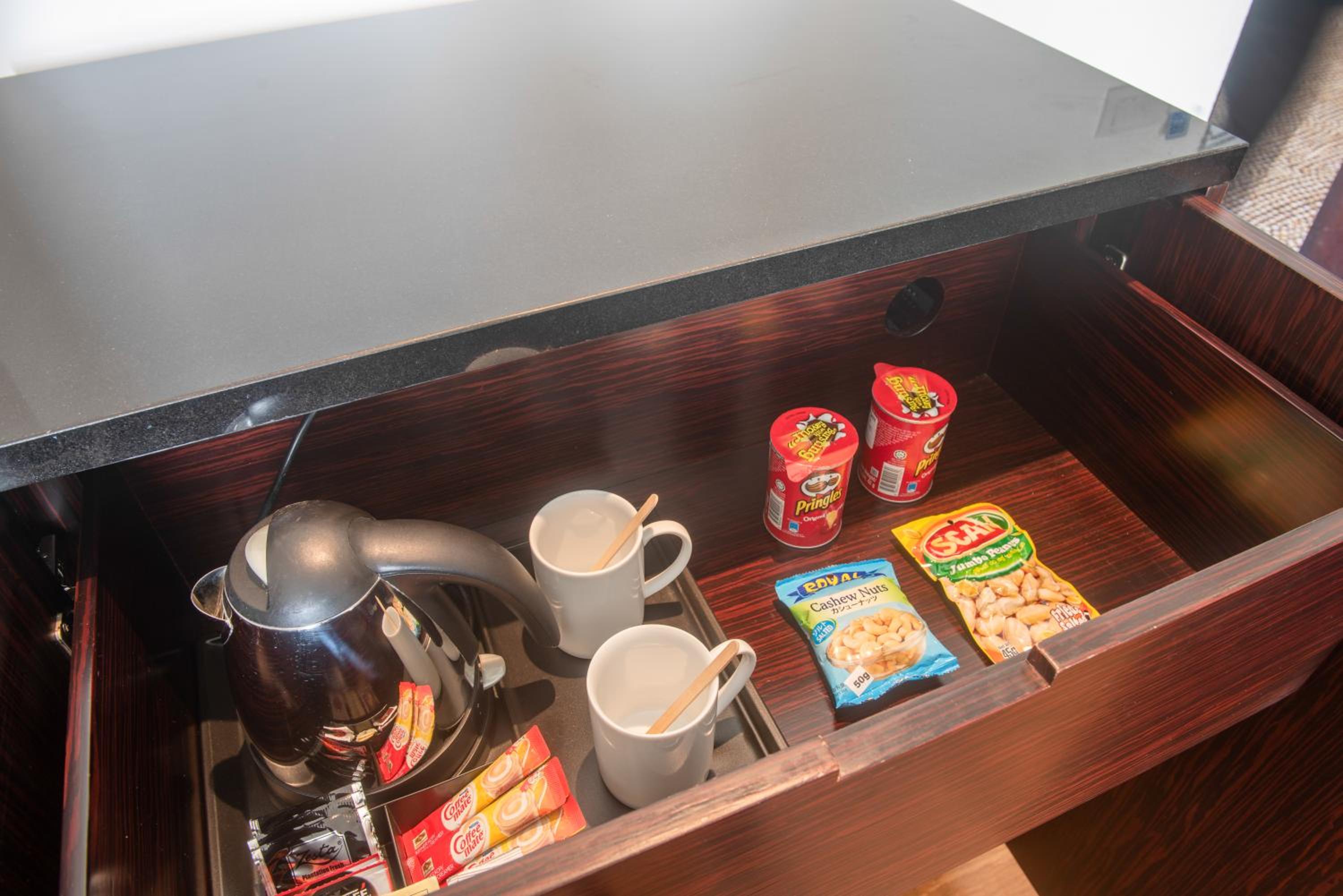Deluxe King Room - Photo 11