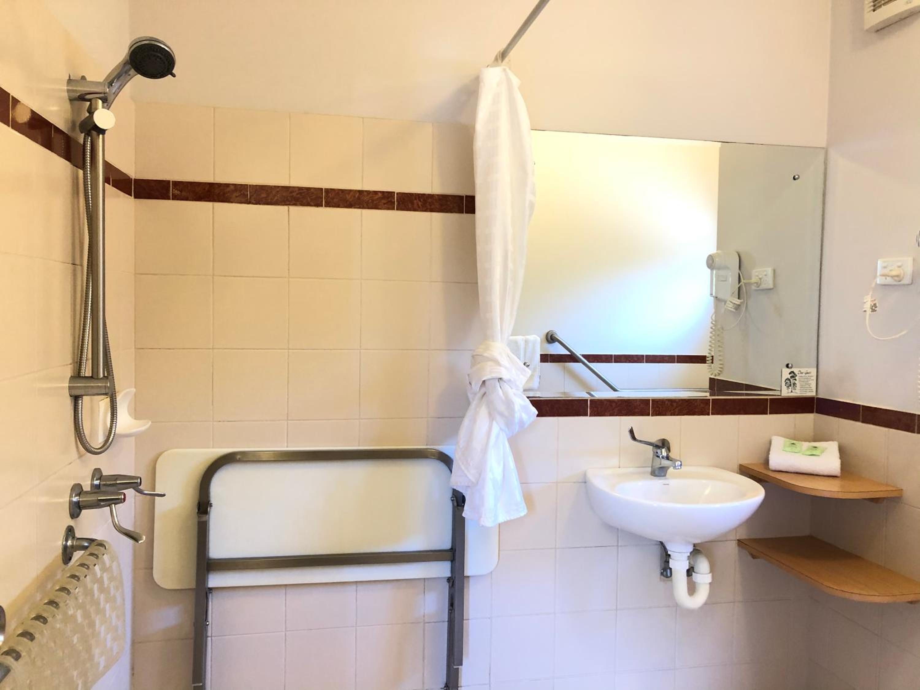 King Room with Roll-In Shower - Disability Access photo 2
