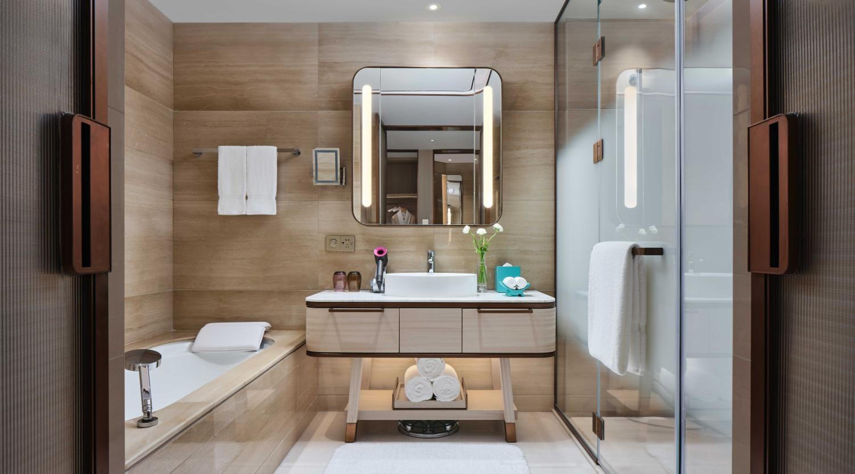 Premium Double Room with Two Double Beds and City View - Photo 2