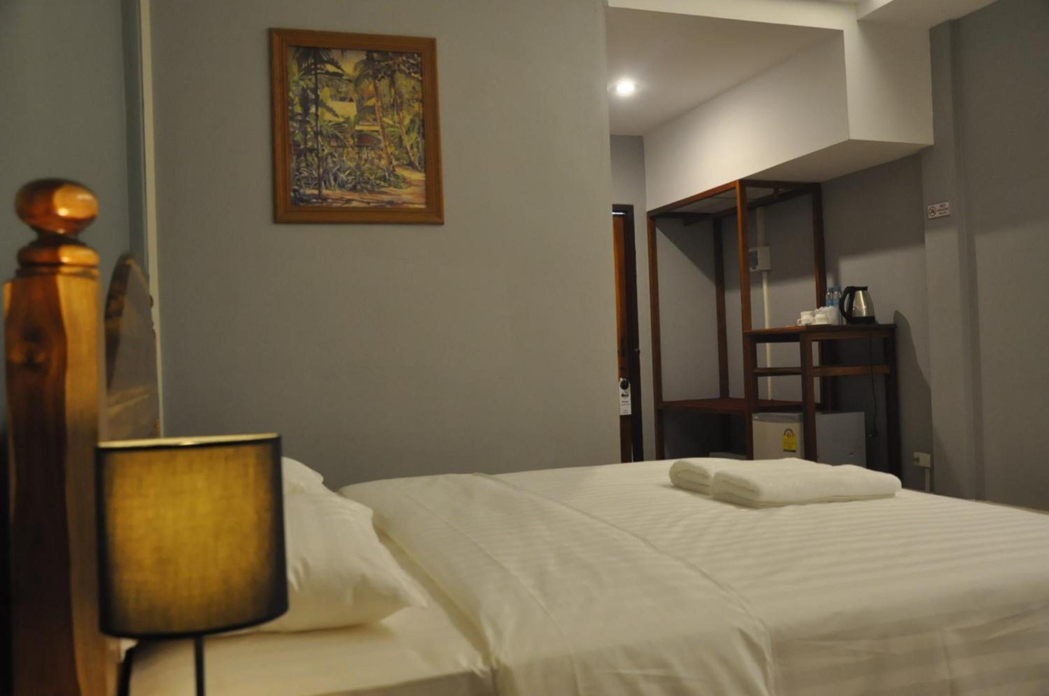 Deluxe King Room - Photo 8