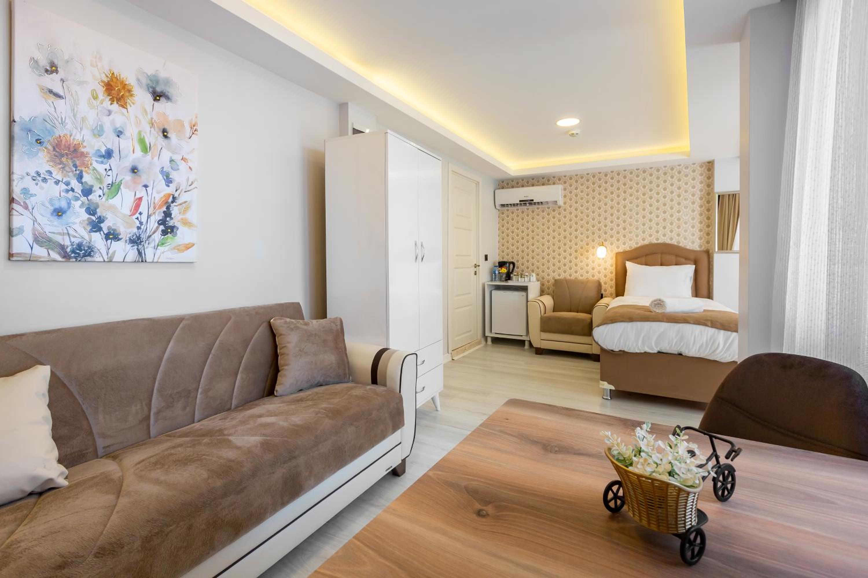Deluxe Quadruple Suite with Sea View Balcony. photo 3