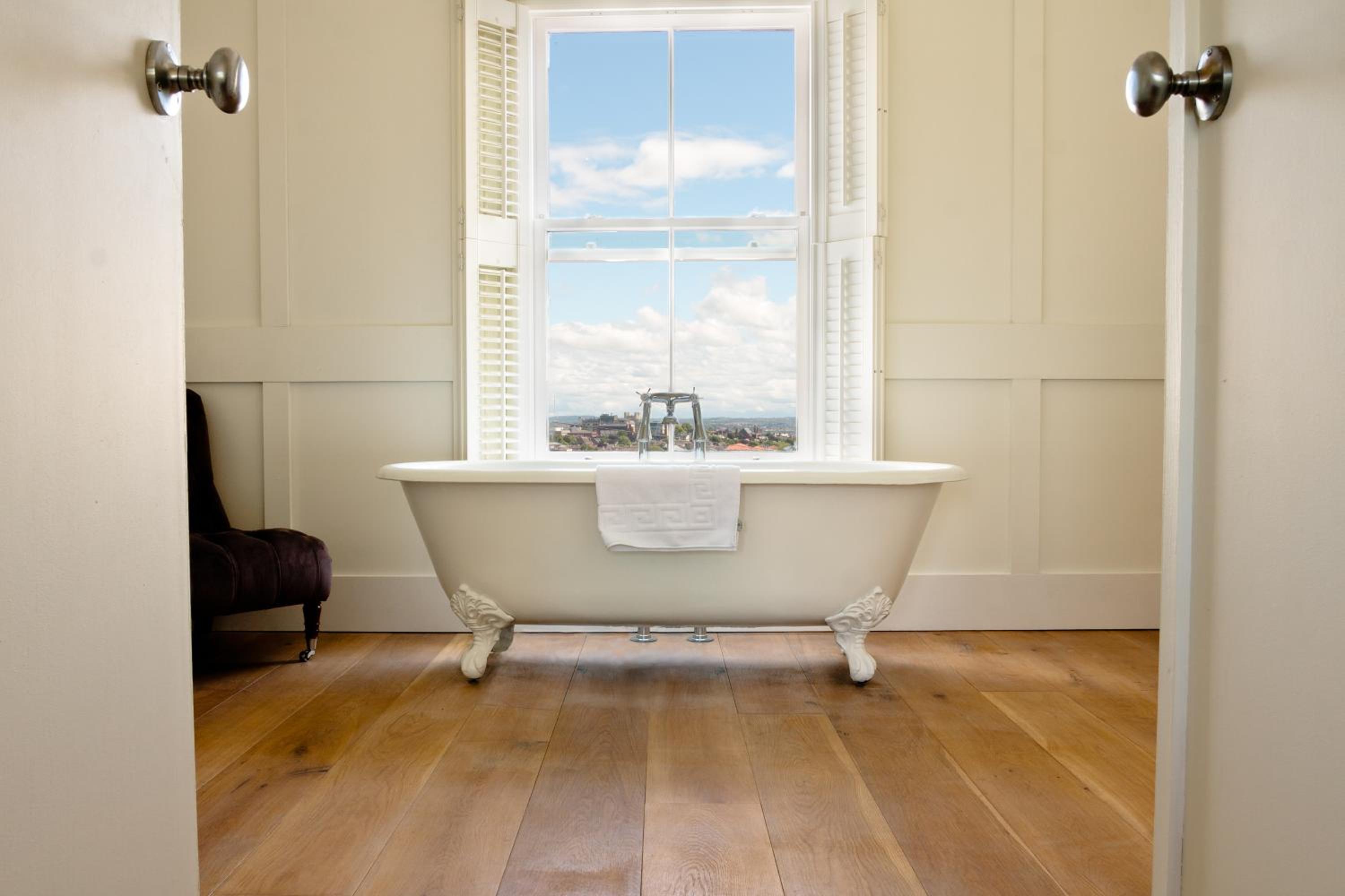 Luxury Double Room with Bath and City and Park View photo 2