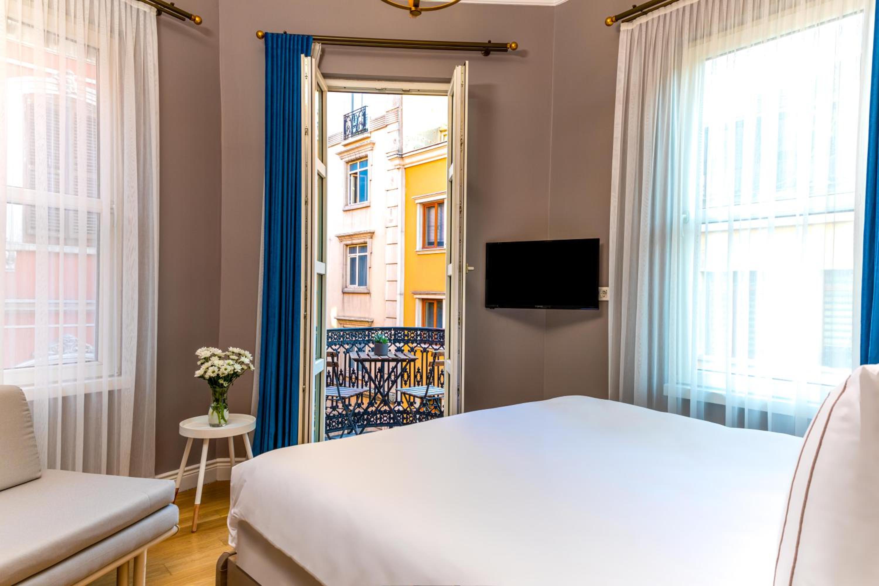 Deluxe Double Room with Balcony photo 1