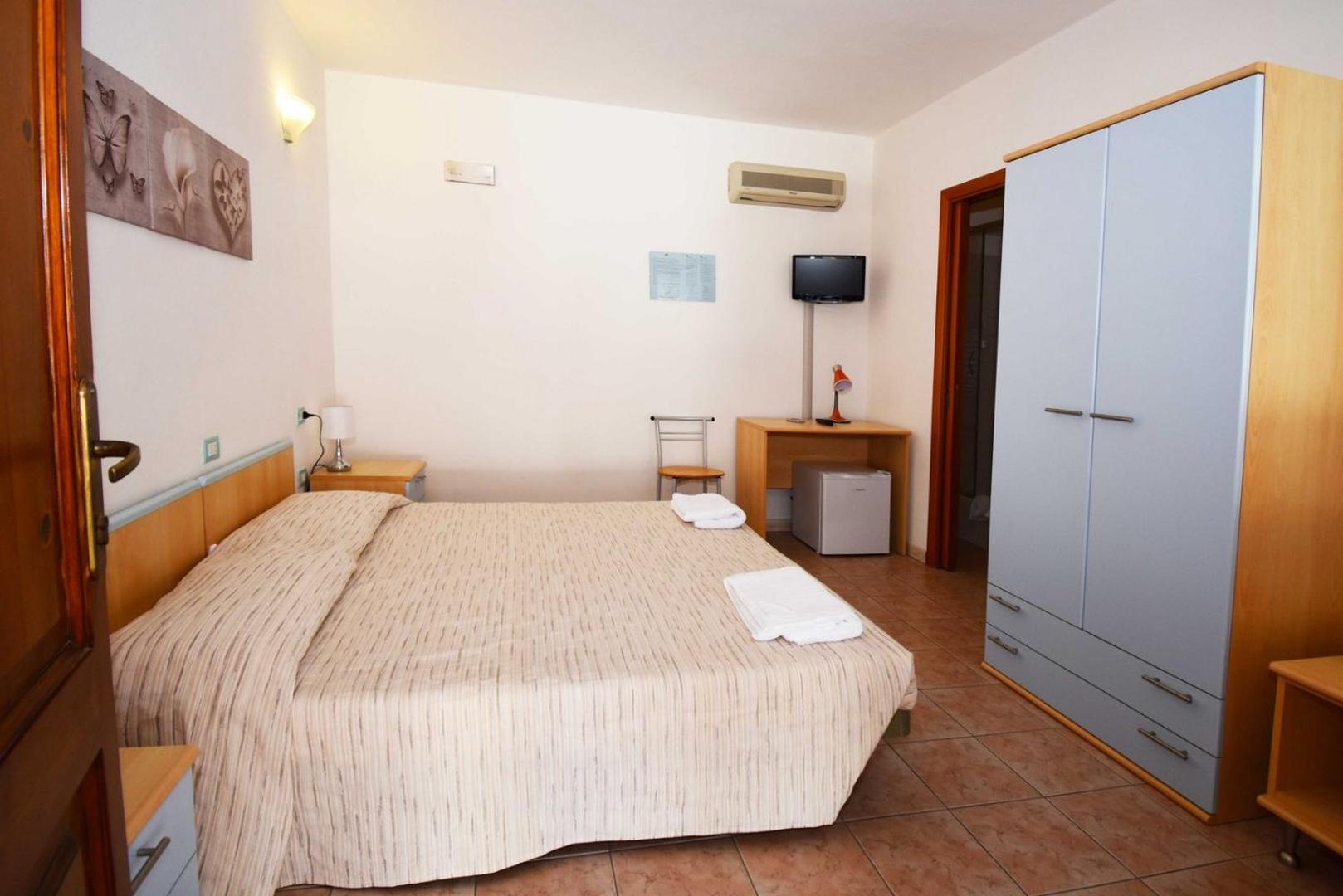 Double or Twin Room - Photo 5