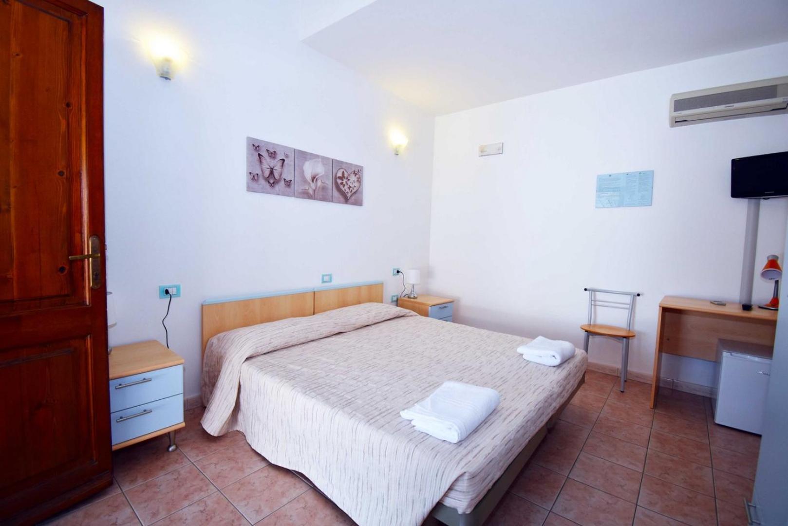Double or Twin Room - Photo 9